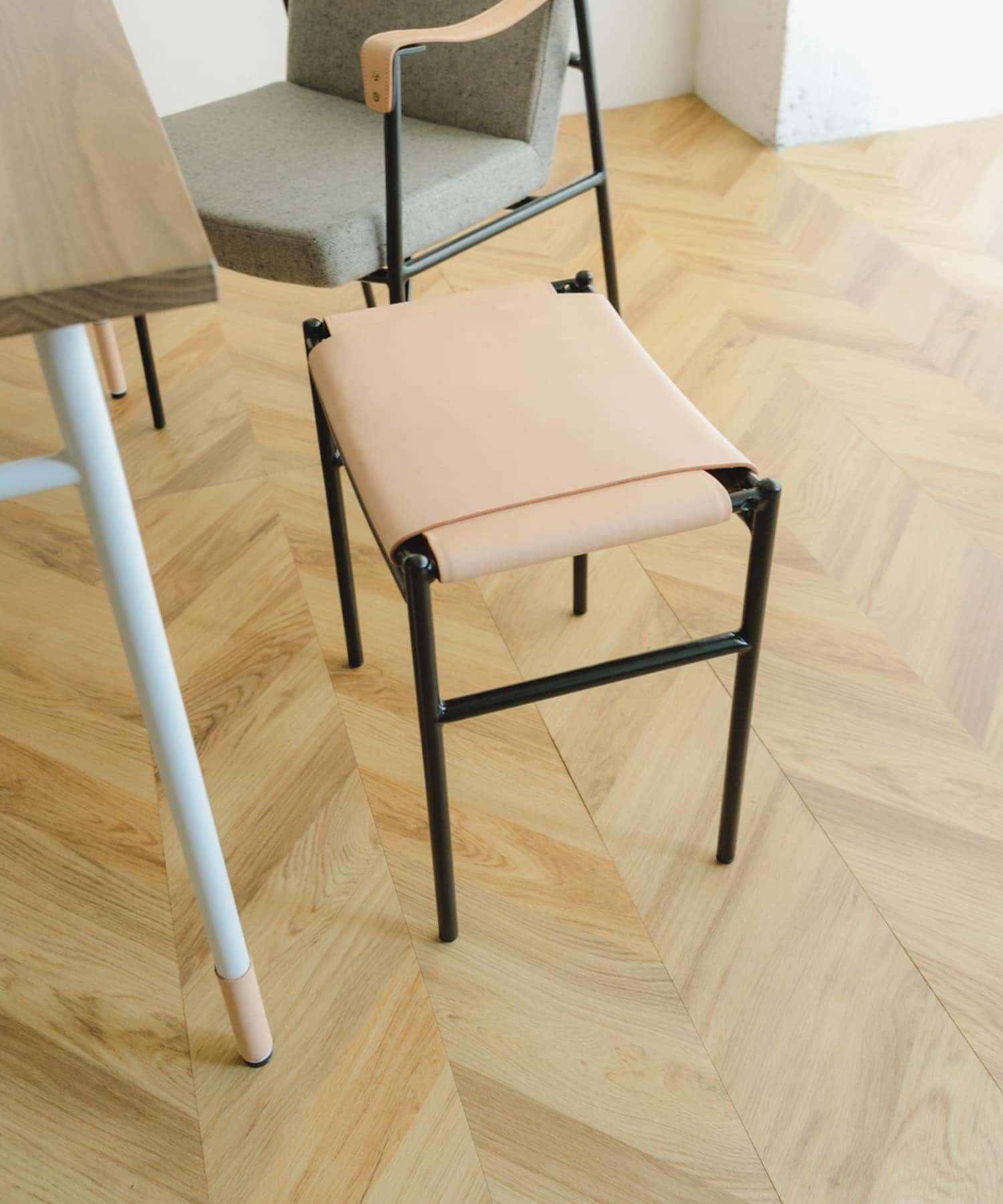 椅子 LUONKA leather stool Luonka DOORS×SYOTYL LEATHER STOOL(one ブラック): インテリア｜URBAN