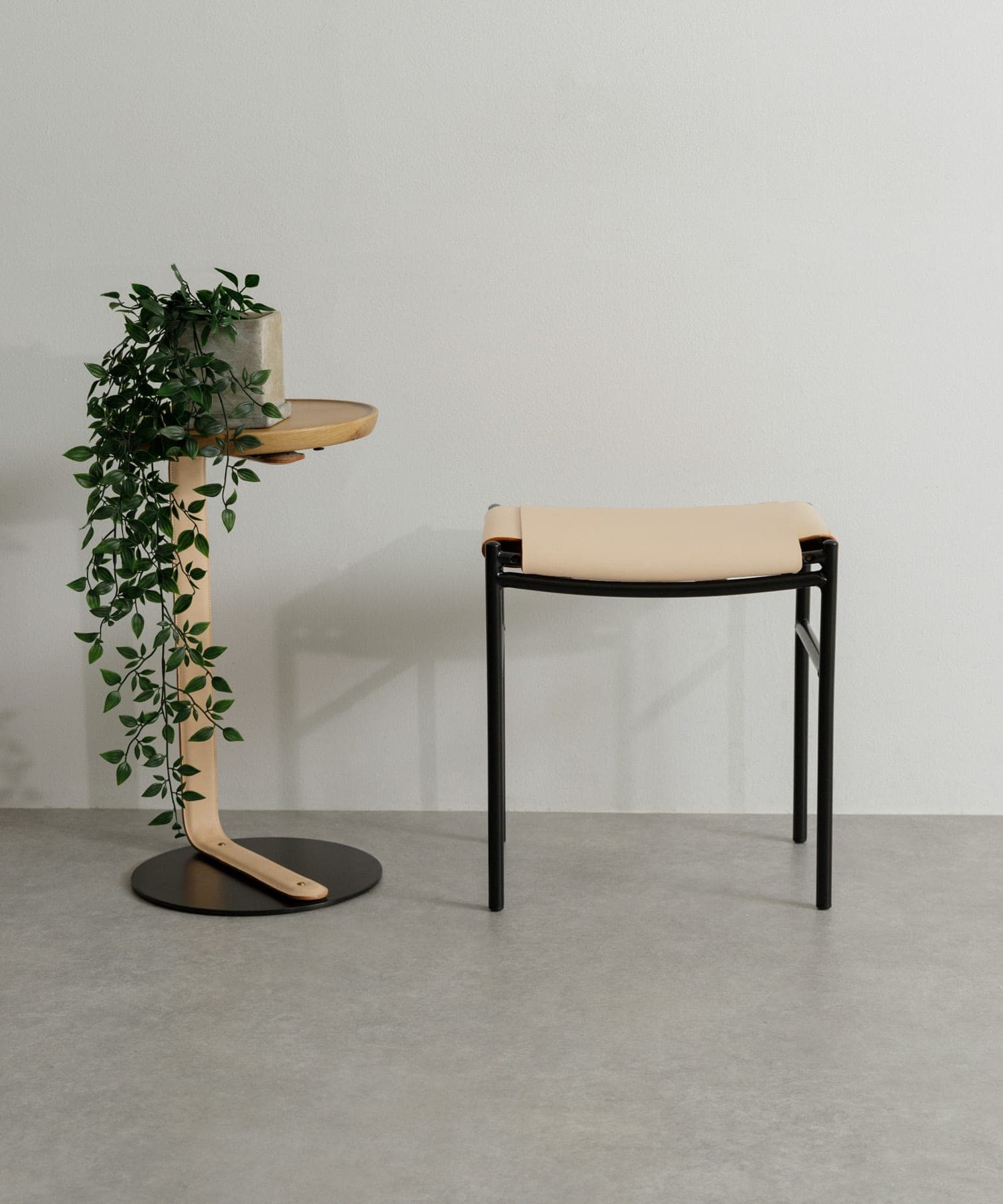 Luonka DOORS×SYOTYL LEATHER STOOL(one ブラック): インテリア｜URBAN