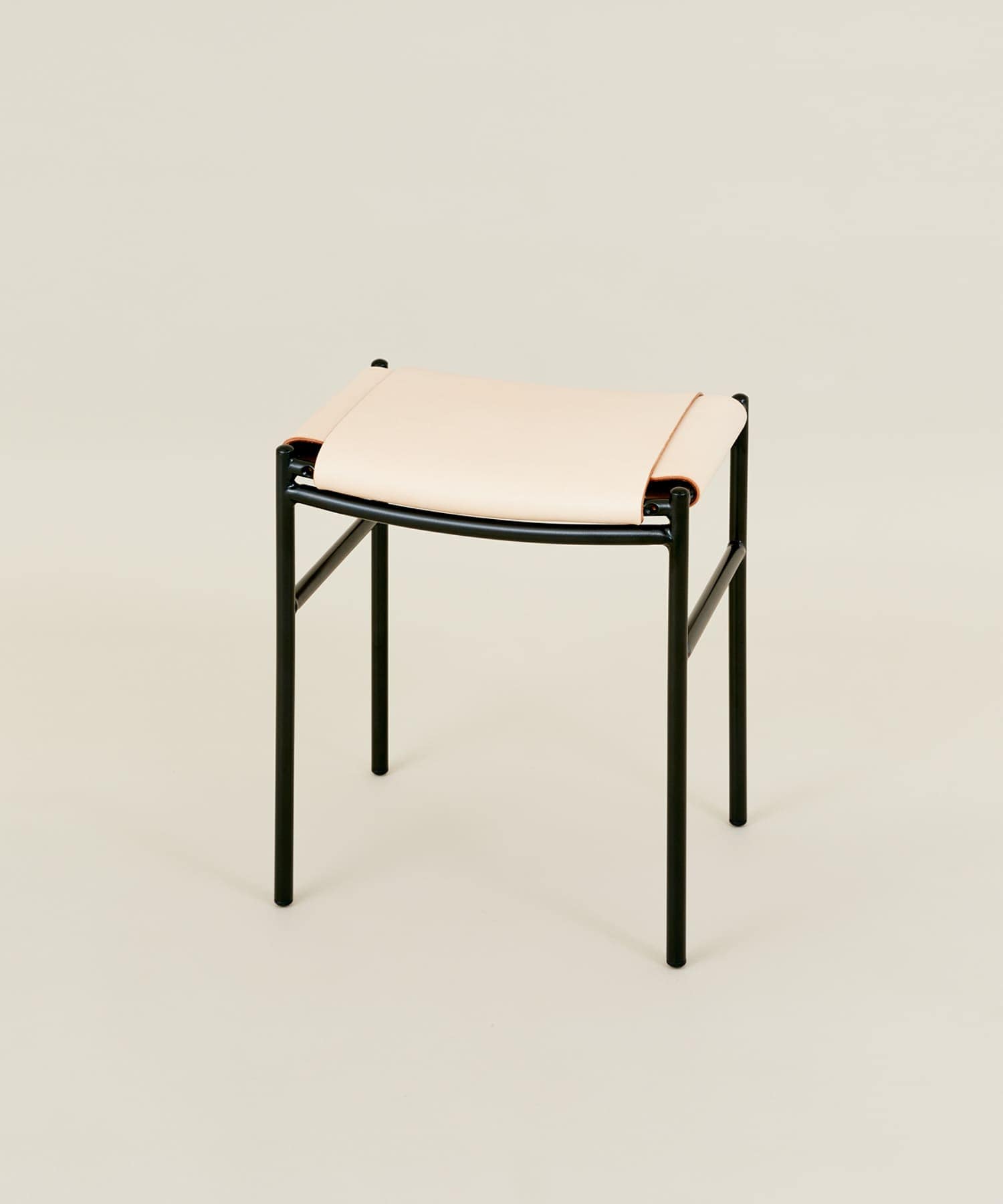 椅子 LUONKA leather stool Luonka DOORS×SYOTYL LEATHER STOOL(one ブラック): インテリア｜URBAN