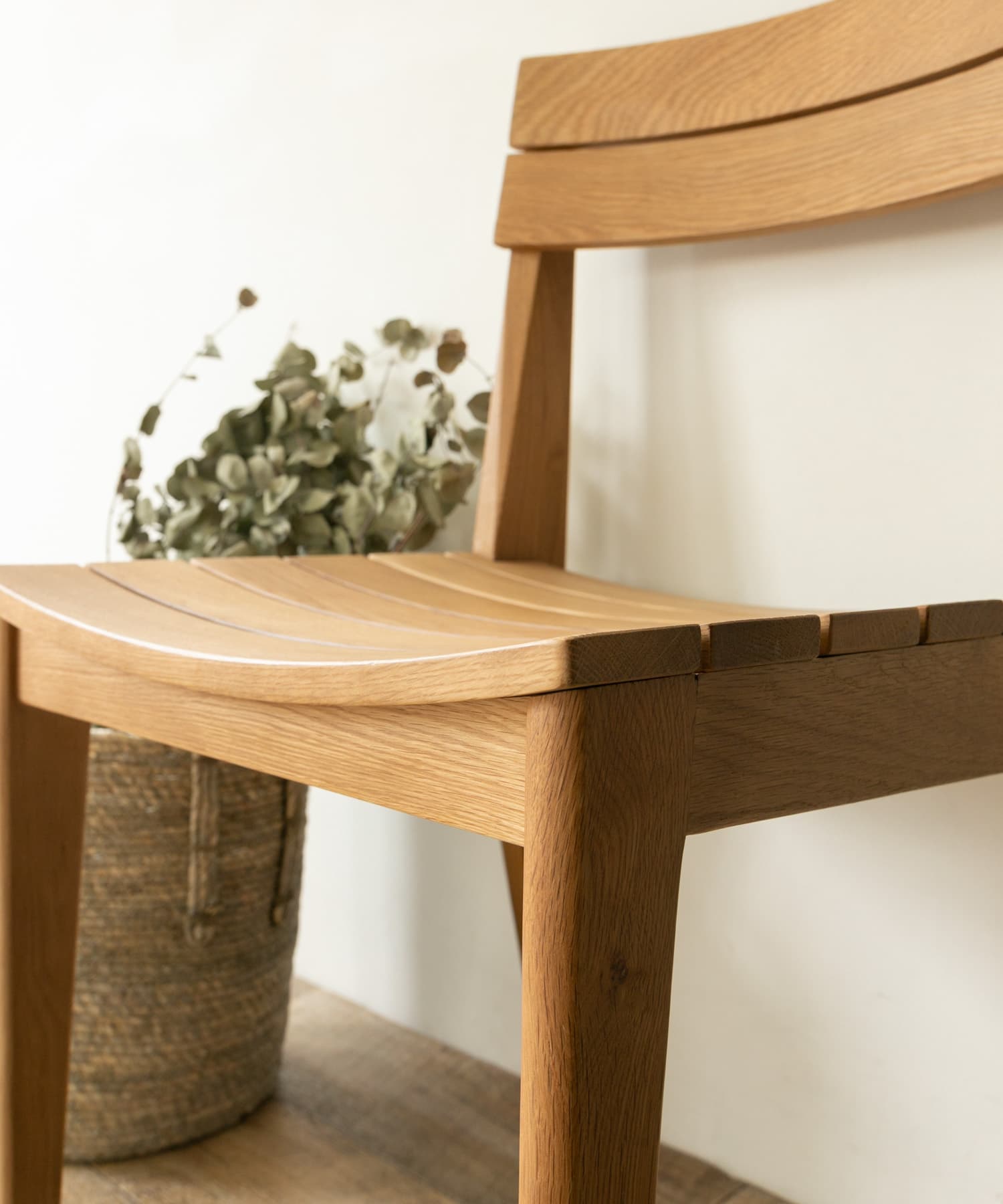 座面は座り心地を考え、体にフィットするゆるいカーブになっています。