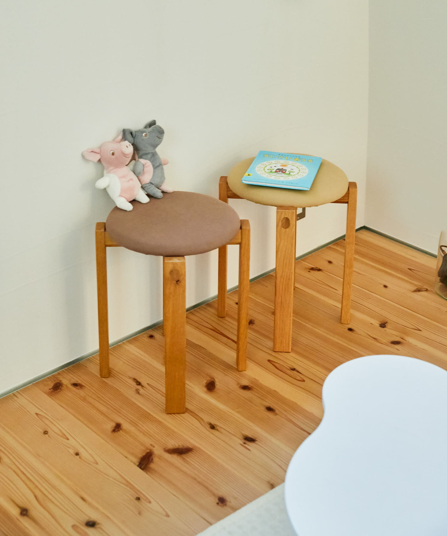 DOORS LIVING PRODUCTS　Round Stool S.Brown8 one
