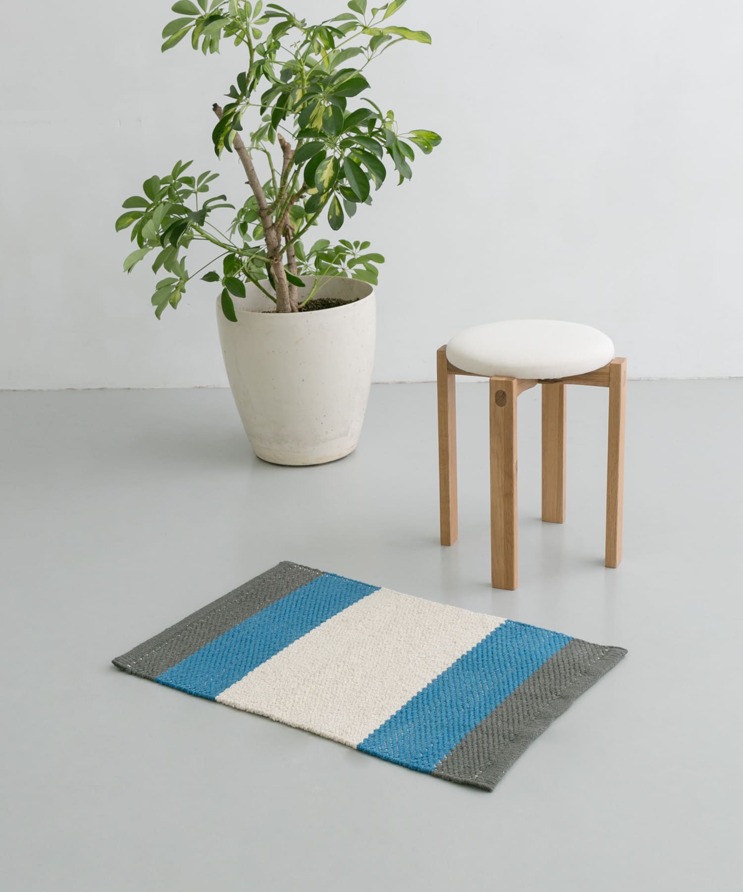 座面には国内産のキャンバス生地を張り付けてあります。使うたびに風合いが増していき