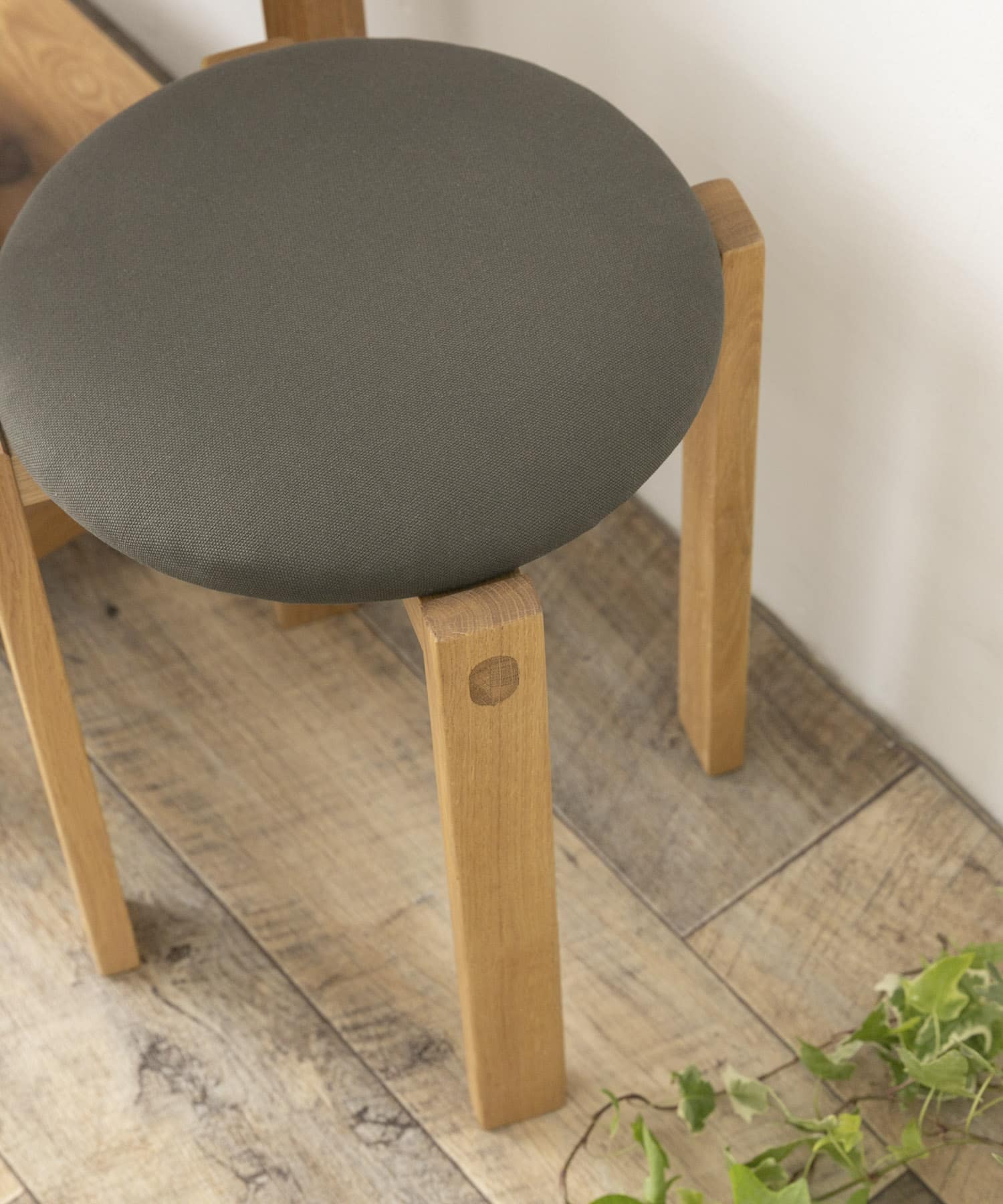 DOORS LIVING PRODUCTS　Round Stool O.Khaki8 one
