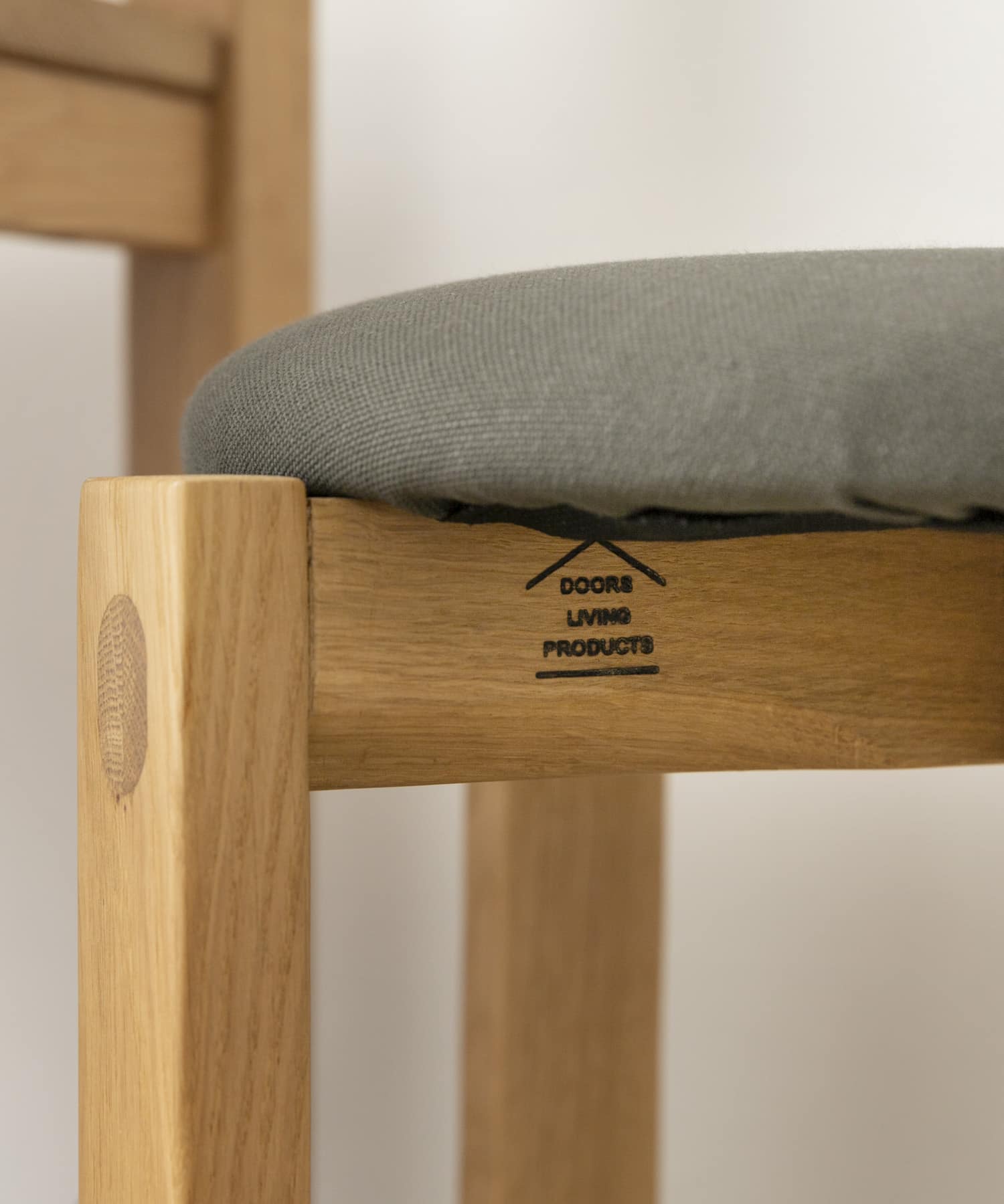 DOORS LIVING PRODUCTS　Round Stool O.Khaki8 one