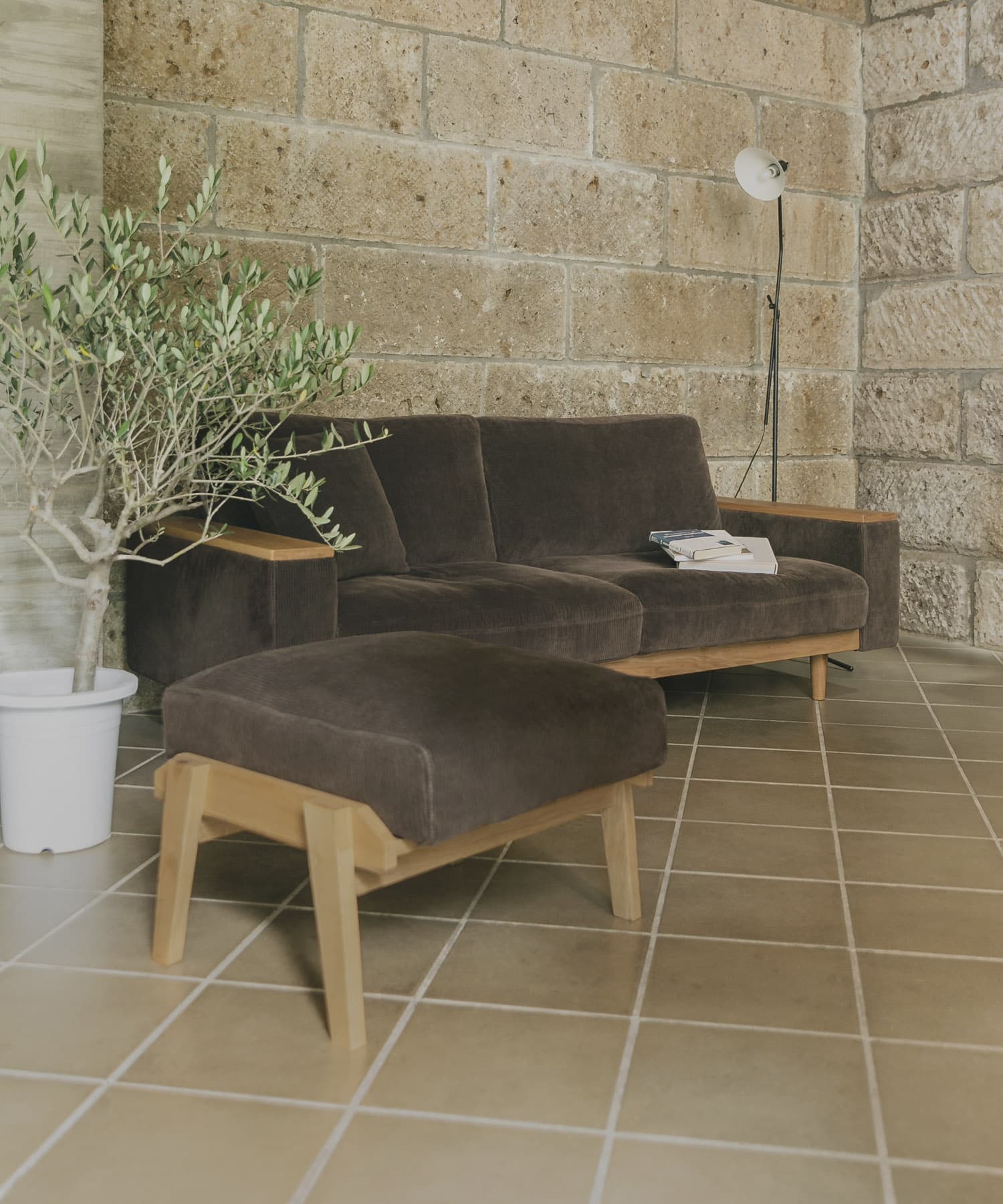 オットマンは別売りの既存モデル身長を流用可能。オットマンを合わせることで、より一