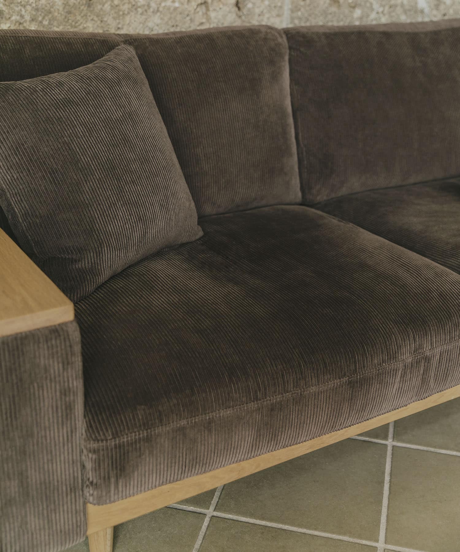 シートデプスを570mm確保しており、標準的な大人が寝そべっても快適さを損なわな