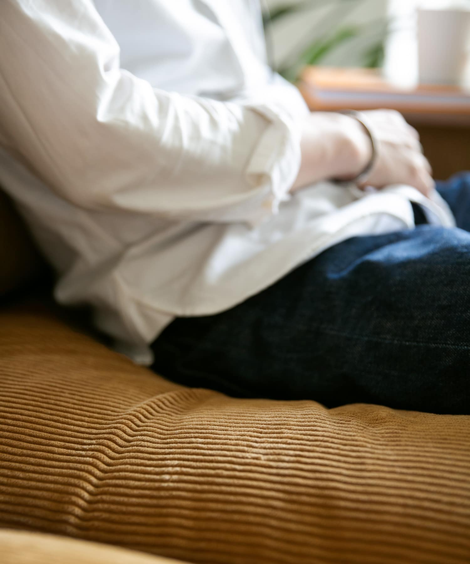 程よい硬さが出るウレタンフォームの表層に座り心地の良さが出る中綿を敷き詰めており