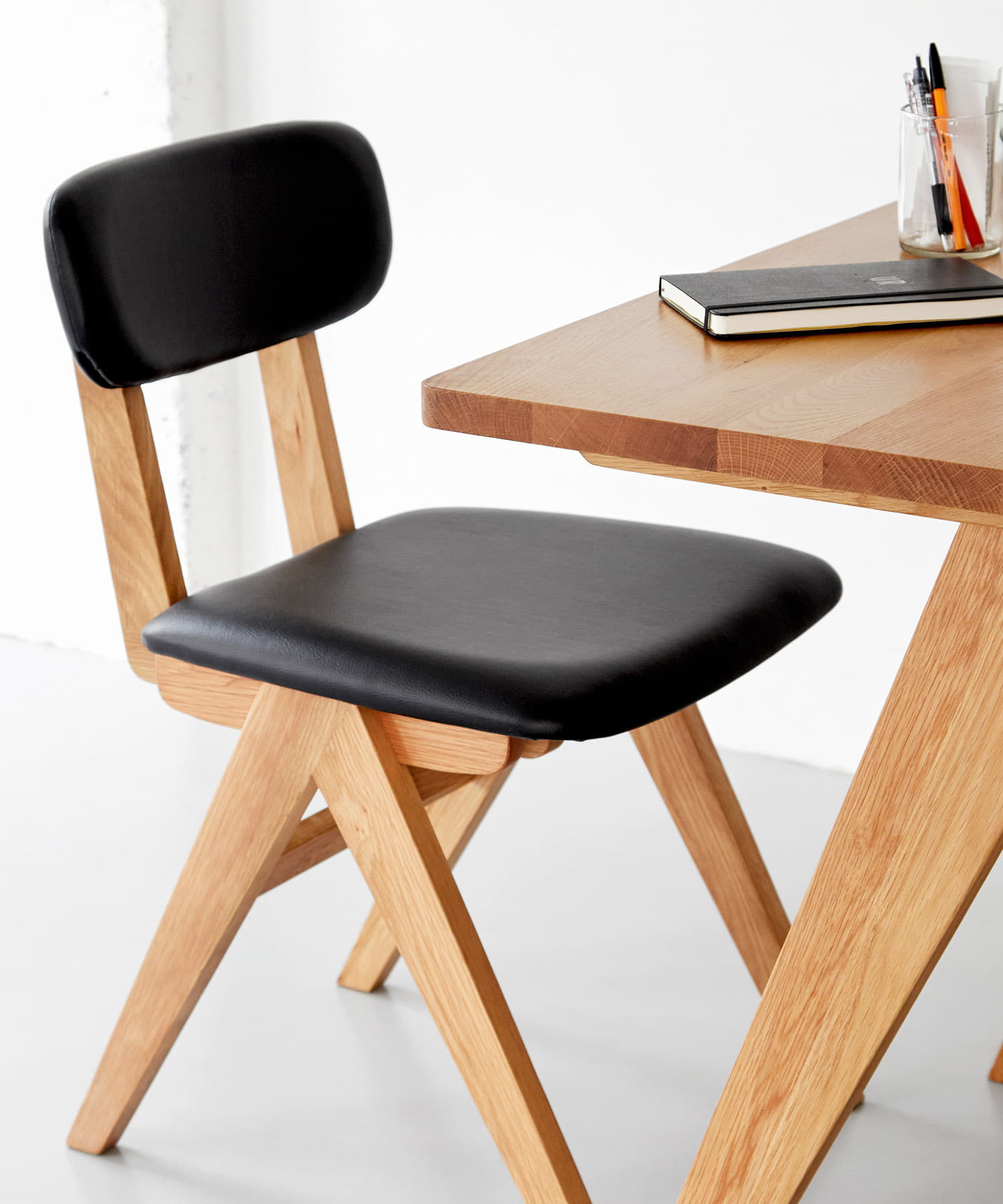 BOTHY Mountain Leg Chair PVC