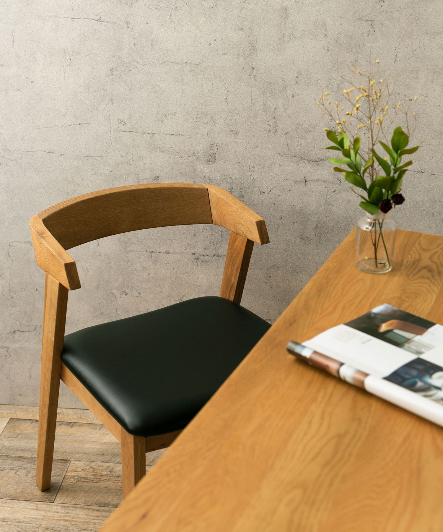 綺麗な曲線美を描いた背もたれは存在感抜群です。