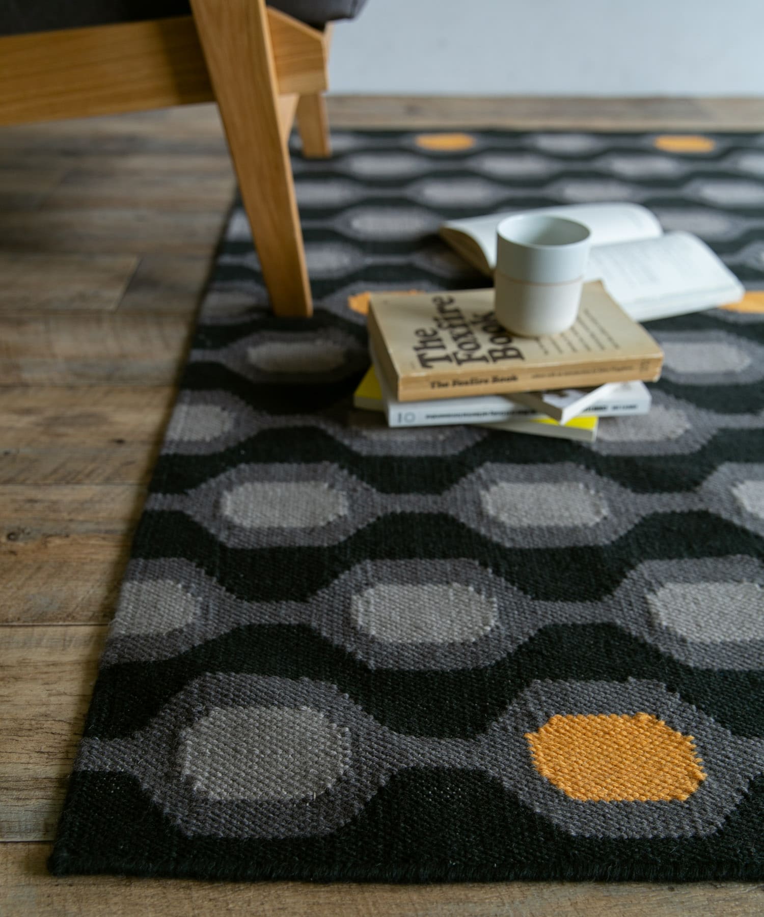 伝統的なキリム製法を使用しながら、DOORS LIVING PRODUCTSがモ