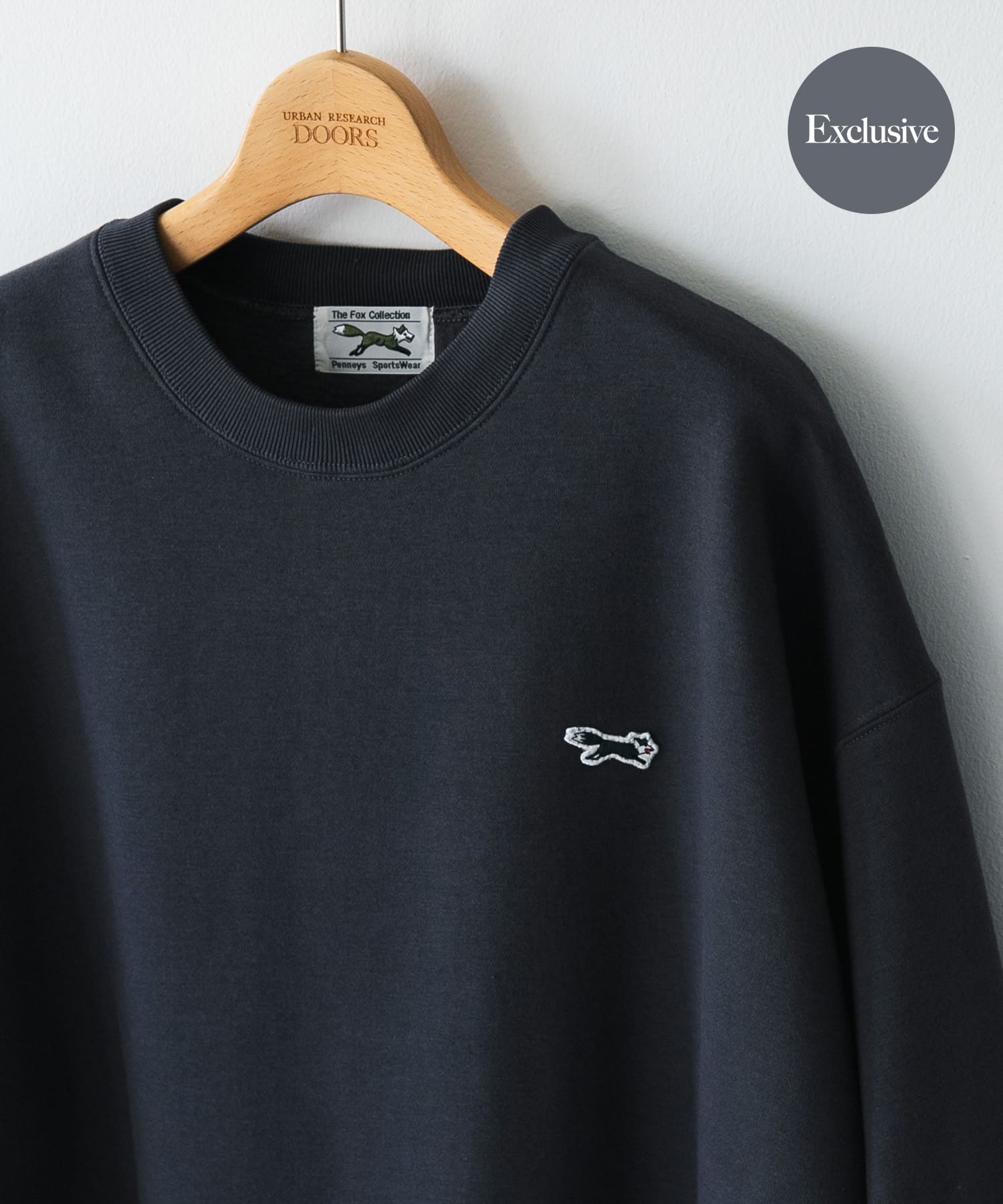 『XLサイズ/WEB限定』『別注』PENNEYS×DOORS　THE FOX クルーネックスウェット CHARCOAL M