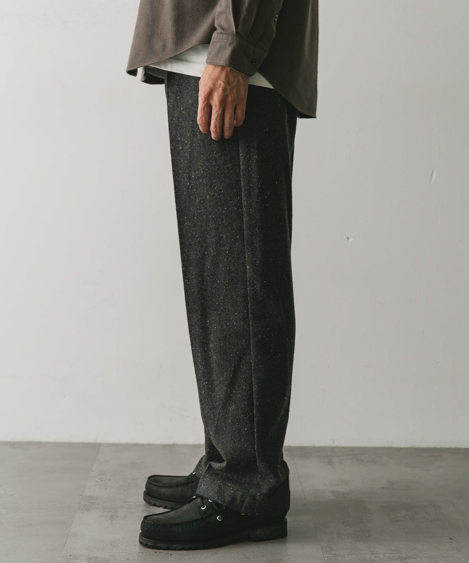 ウールブレンドネップワンタックパンツ(M CHARCOAL): ボトム｜URBAN