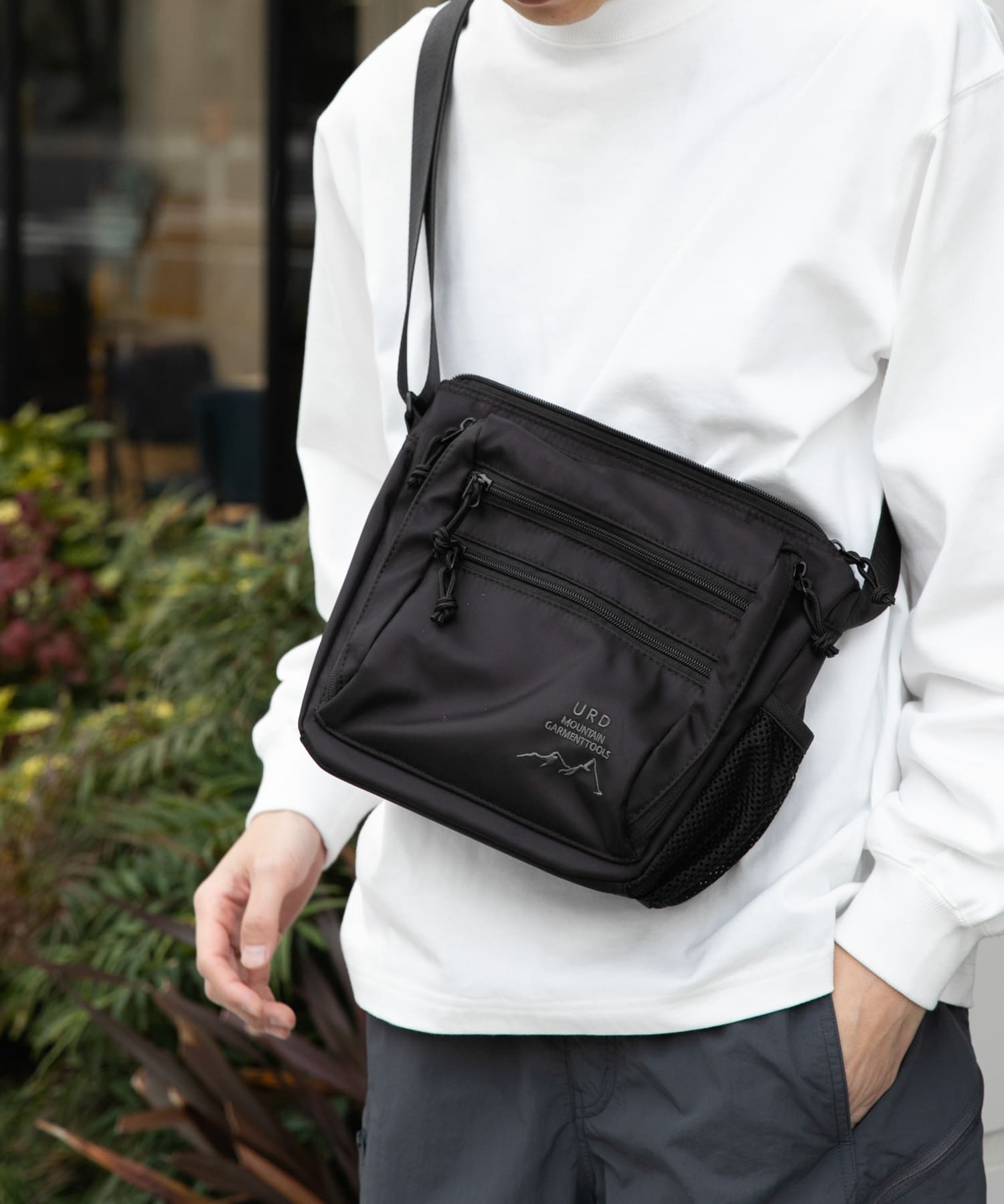 URD マルチポケットショルダーバッグ