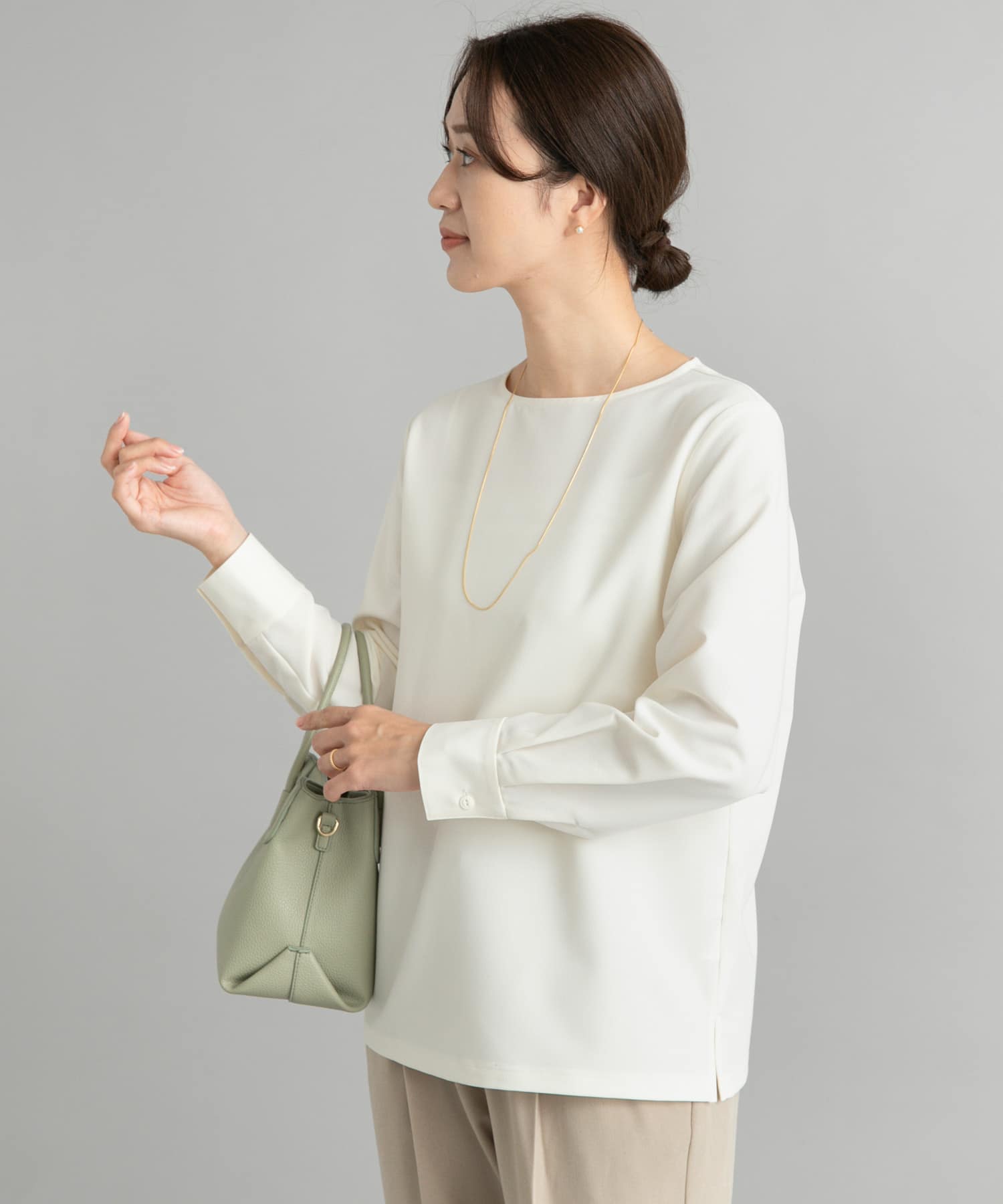 クルーネックプルオーバーブラウス