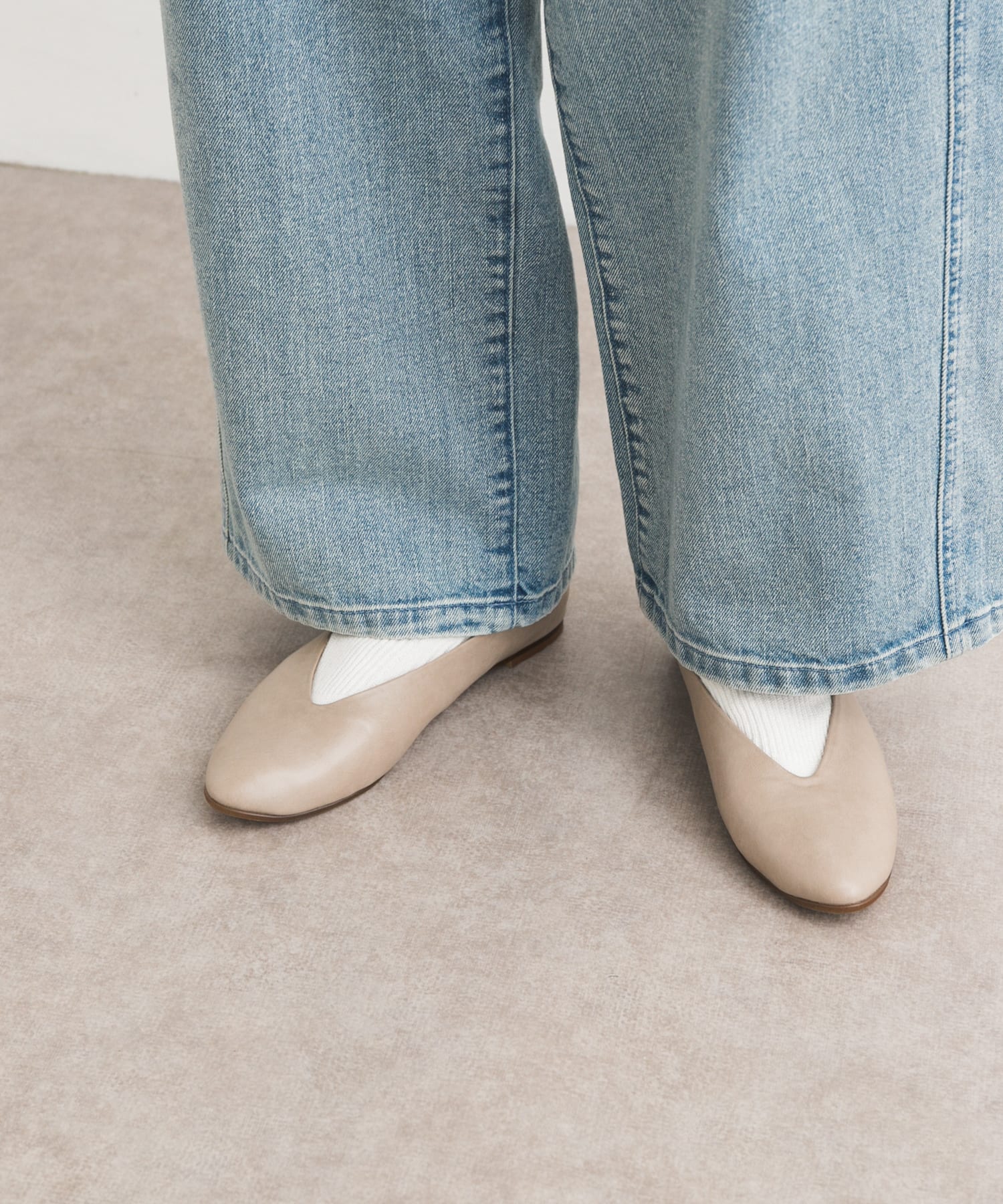 Vカットパンプス