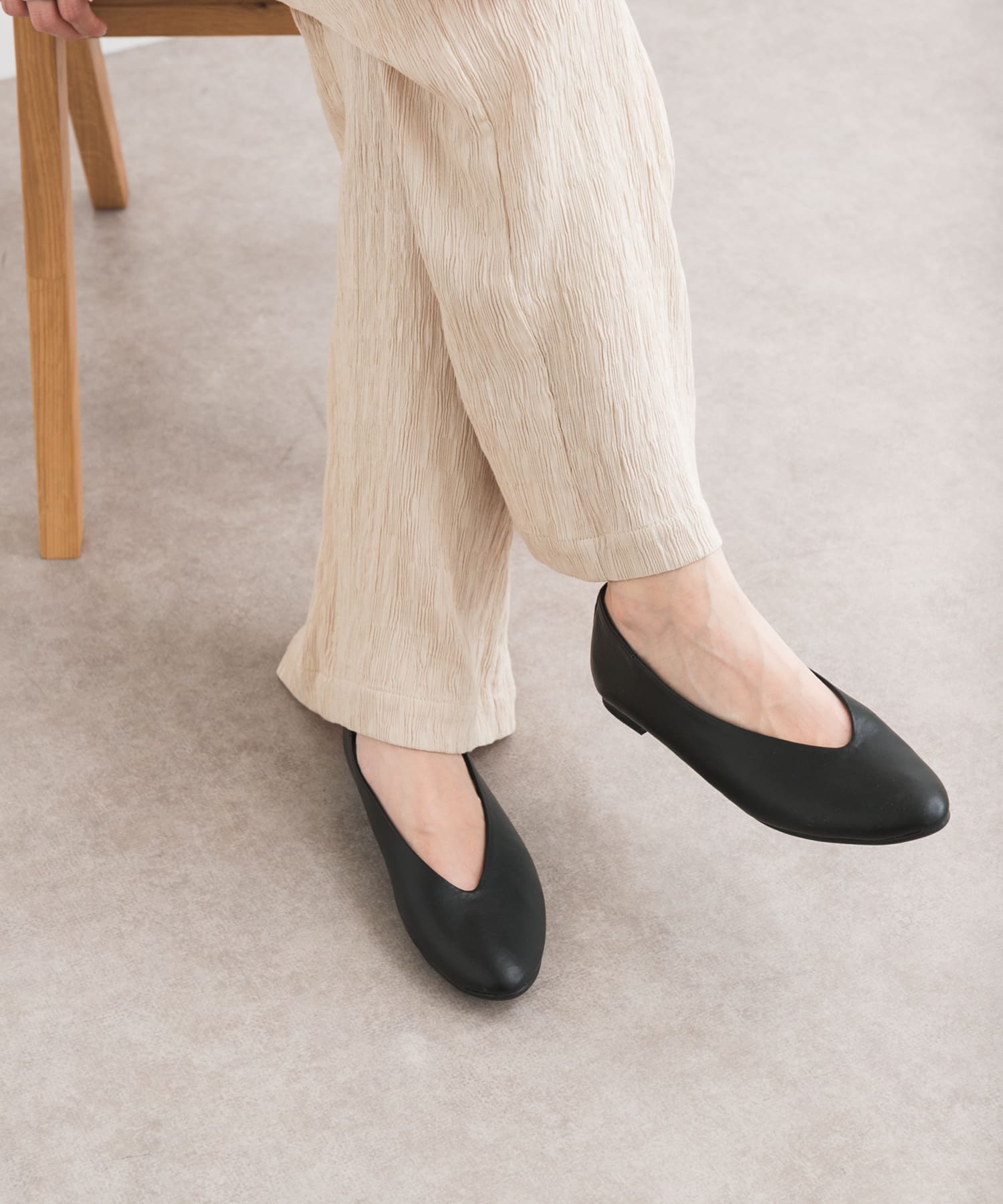 Vカットパンプス