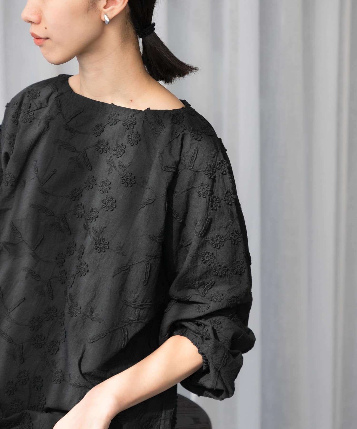 立体刺繍ブラウス