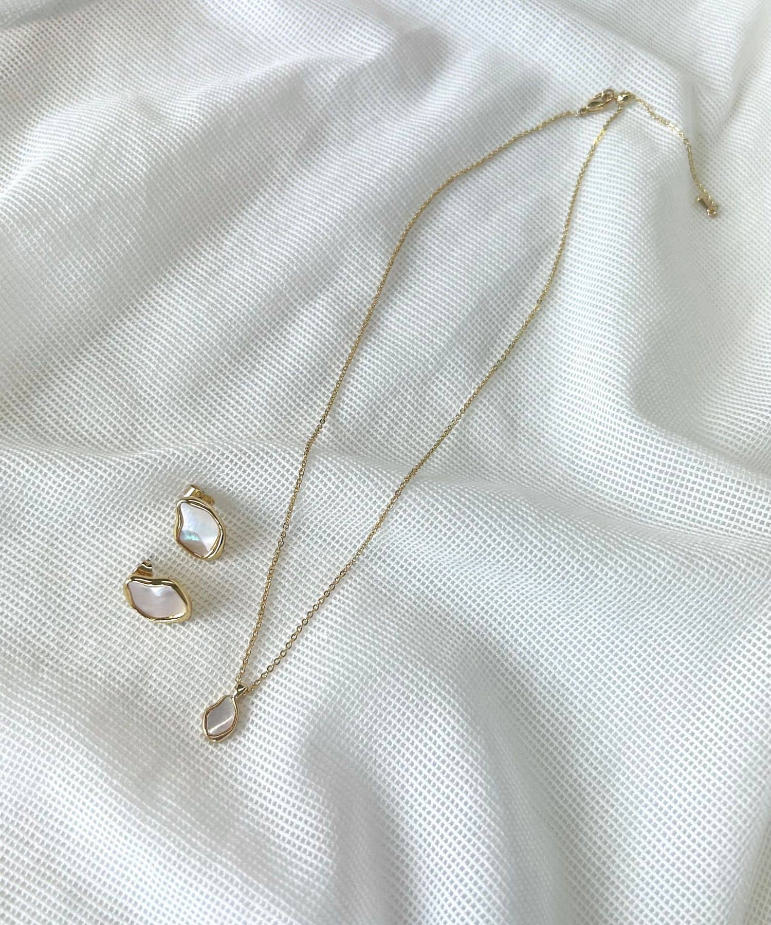 ※ネックレスは別売りです。