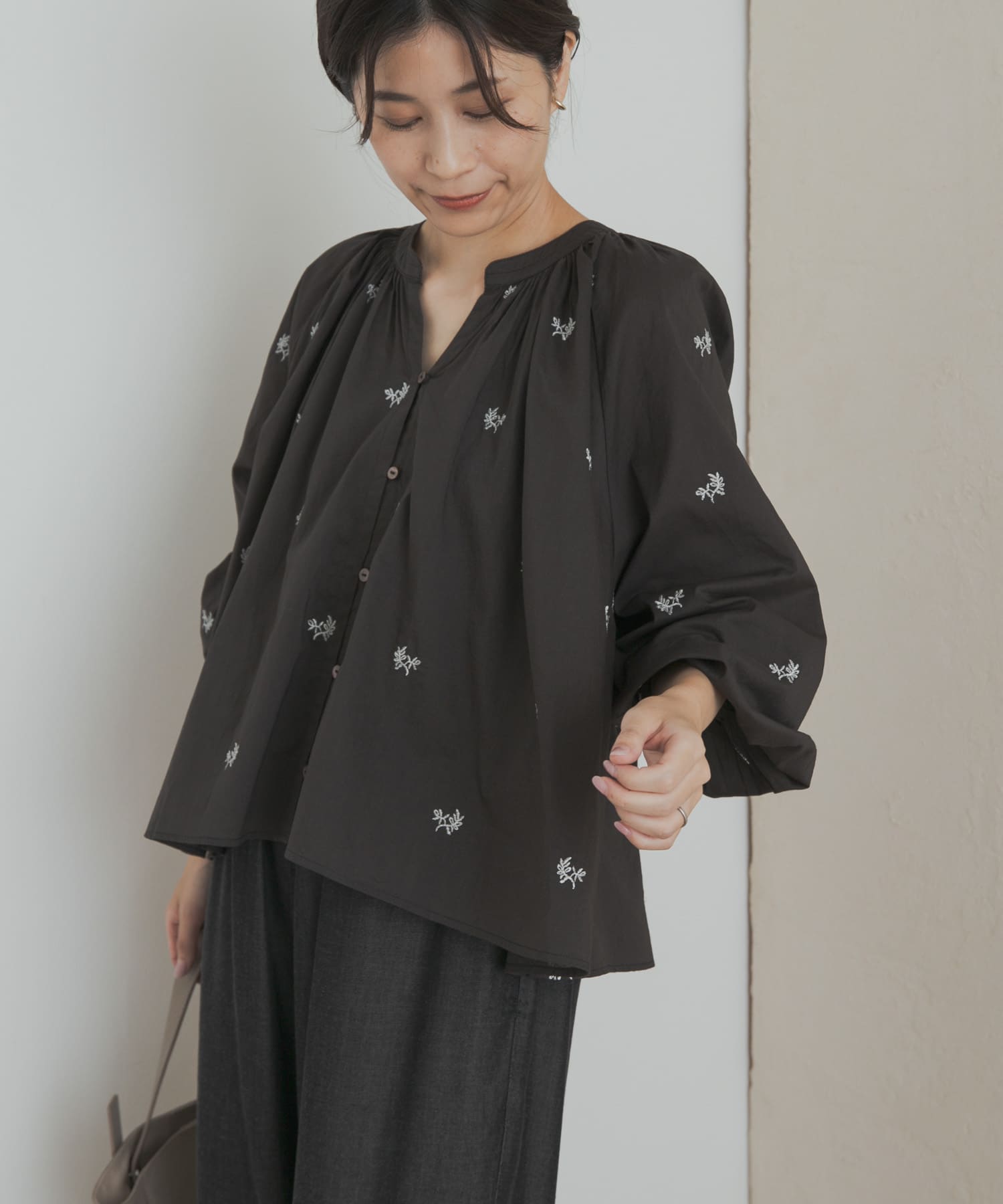 リーフモチーフラメ刺繍ブラウス