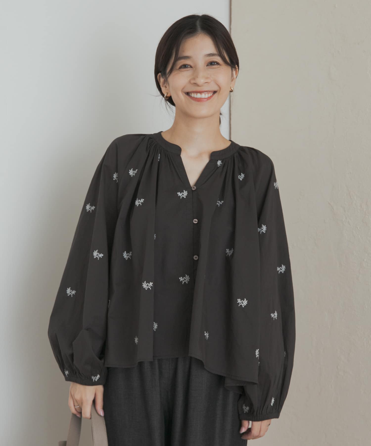 リーフモチーフラメ刺繍ブラウス(M WHITE): トップス｜URBAN