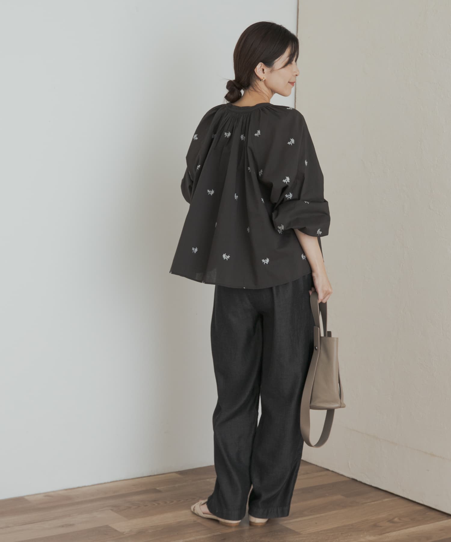 リーフモチーフラメ刺繍ブラウス(M WHITE): トップス｜URBAN