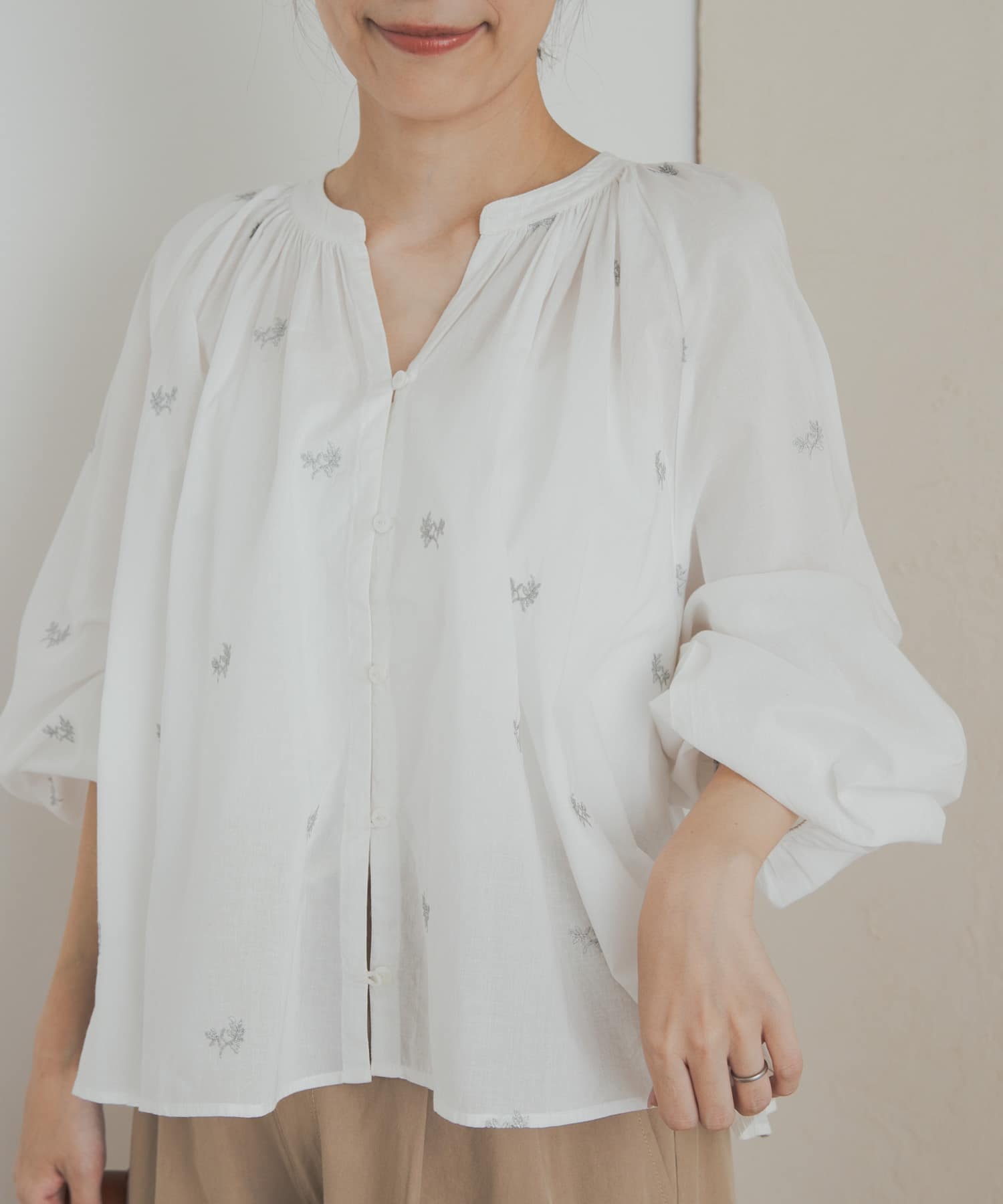 リーフモチーフラメ刺繍ブラウス