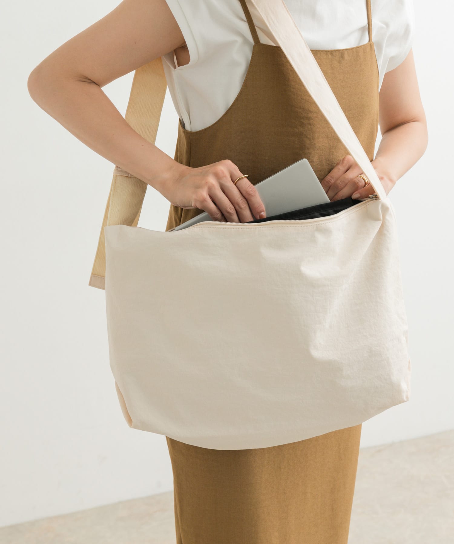 ウォッシャブルショルダーバッグ IVORY one