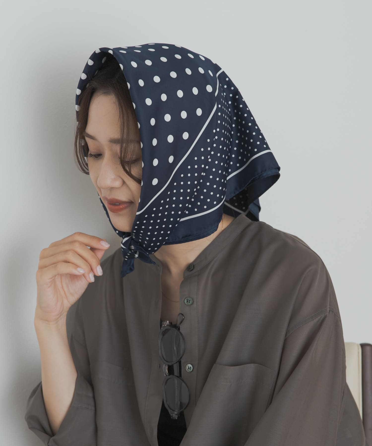大判ドットスカーフ NAVY one