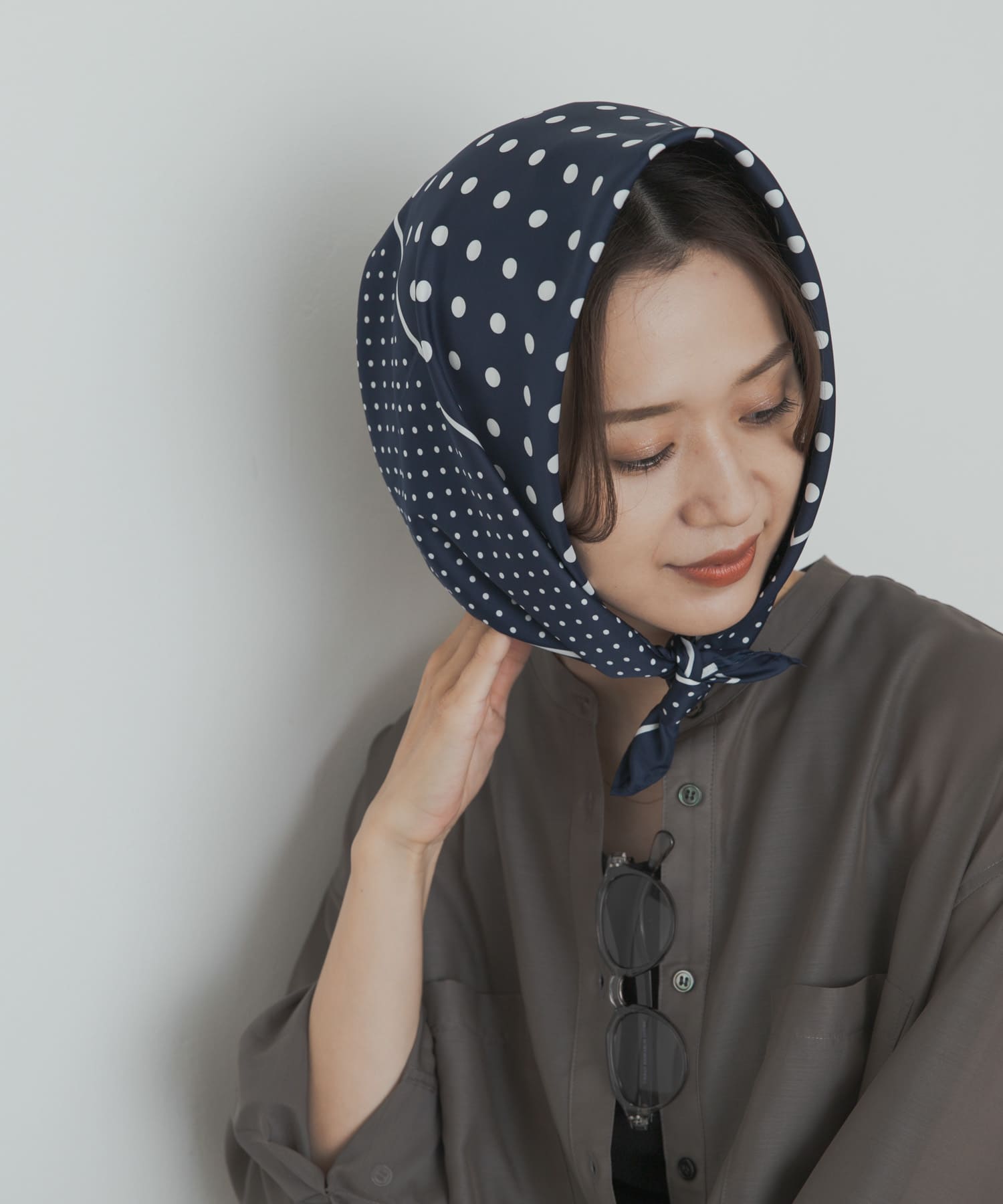 大判ドットスカーフ NAVY one