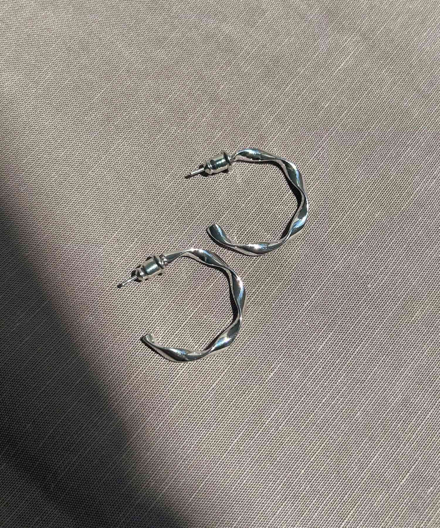 ツイストフープピアス SILVER one