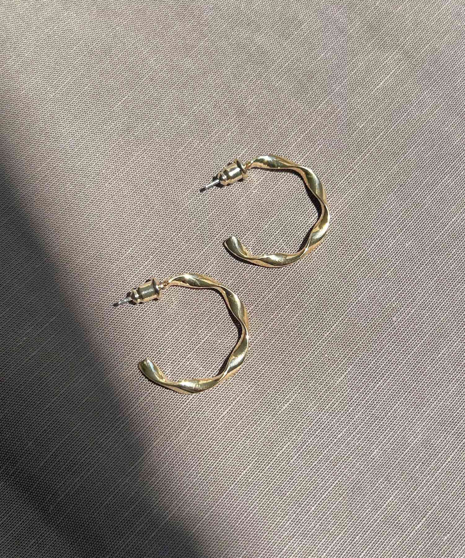 ツイストフープピアス GOLD one