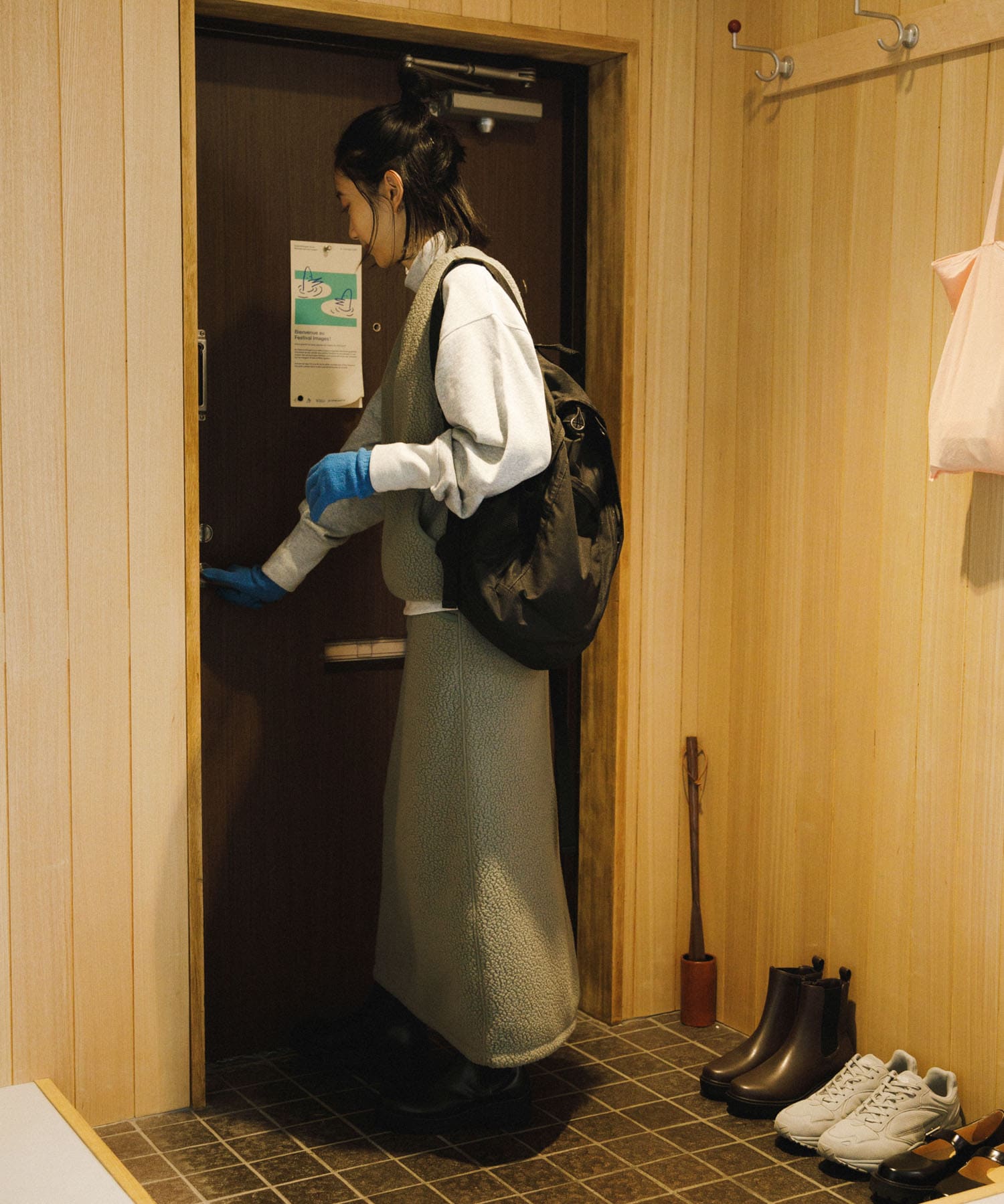 グレー