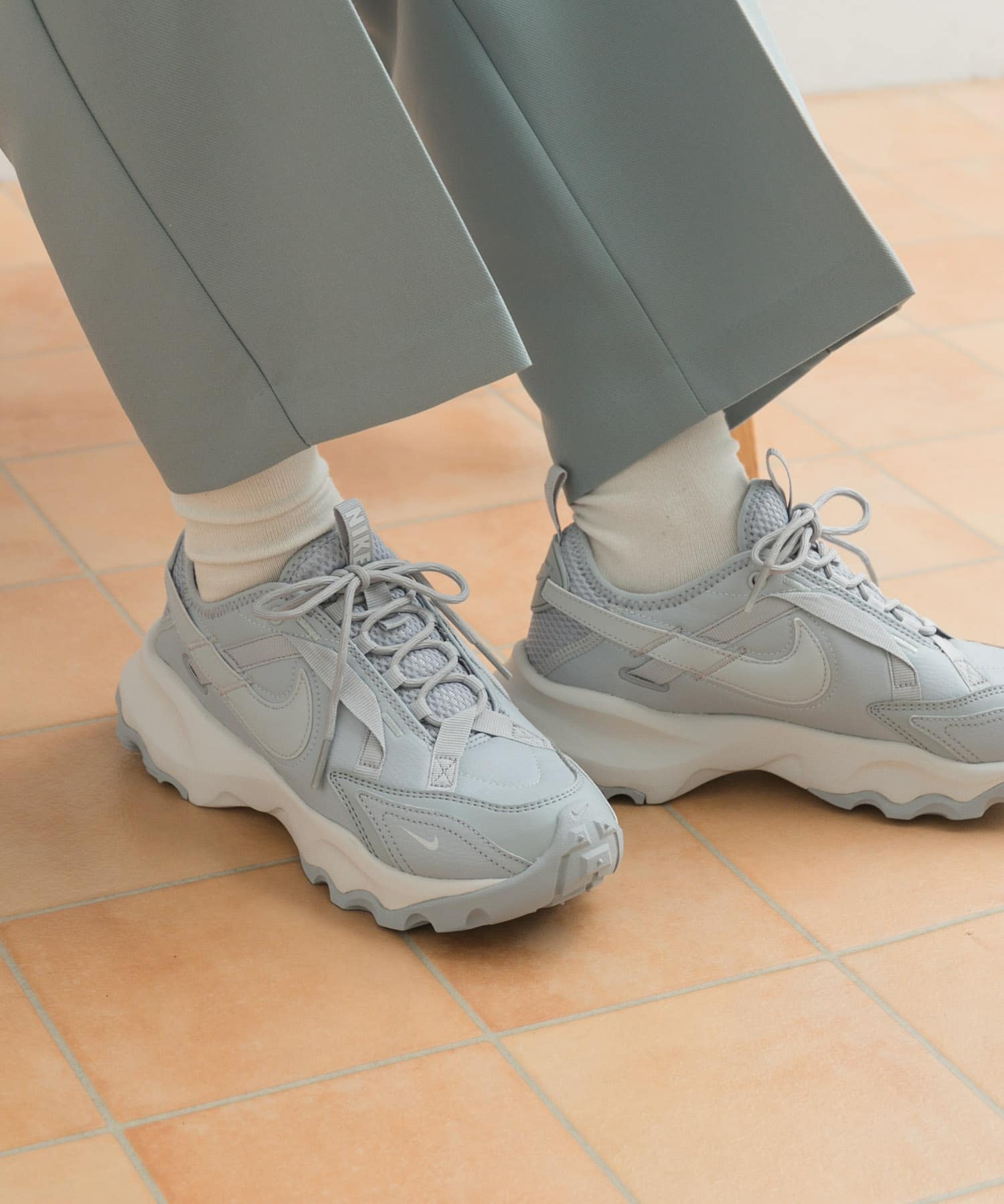 NIKE　TC7900 グレー 23.5