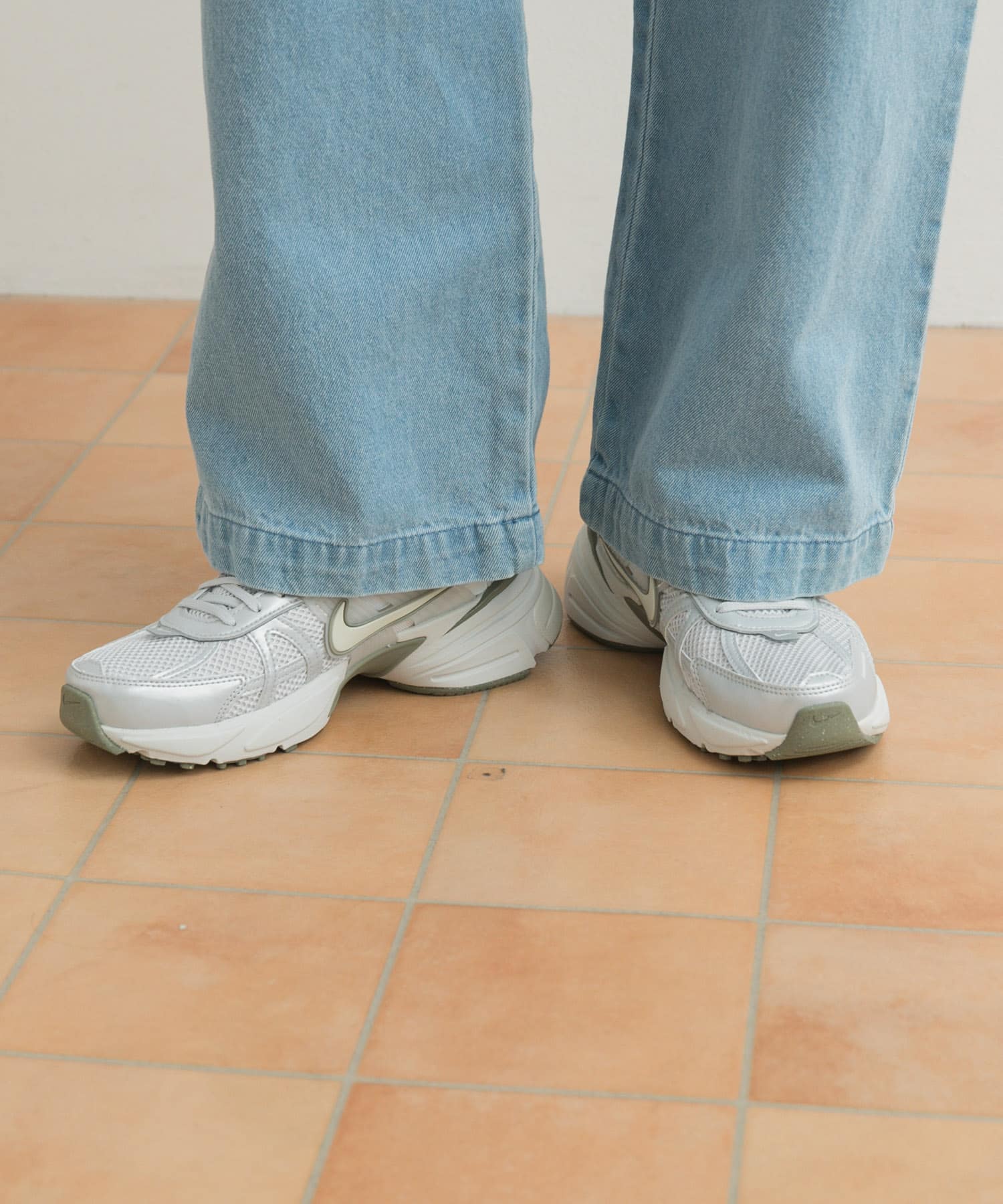NIKE　V2Kラン LT SLVR 23.5