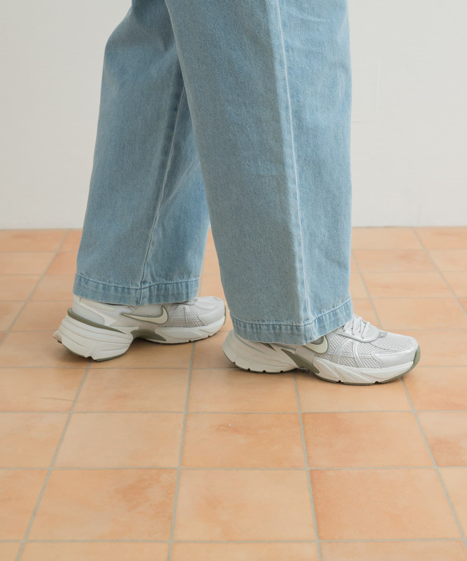 NIKE　V2Kラン LT SLVR 23.5