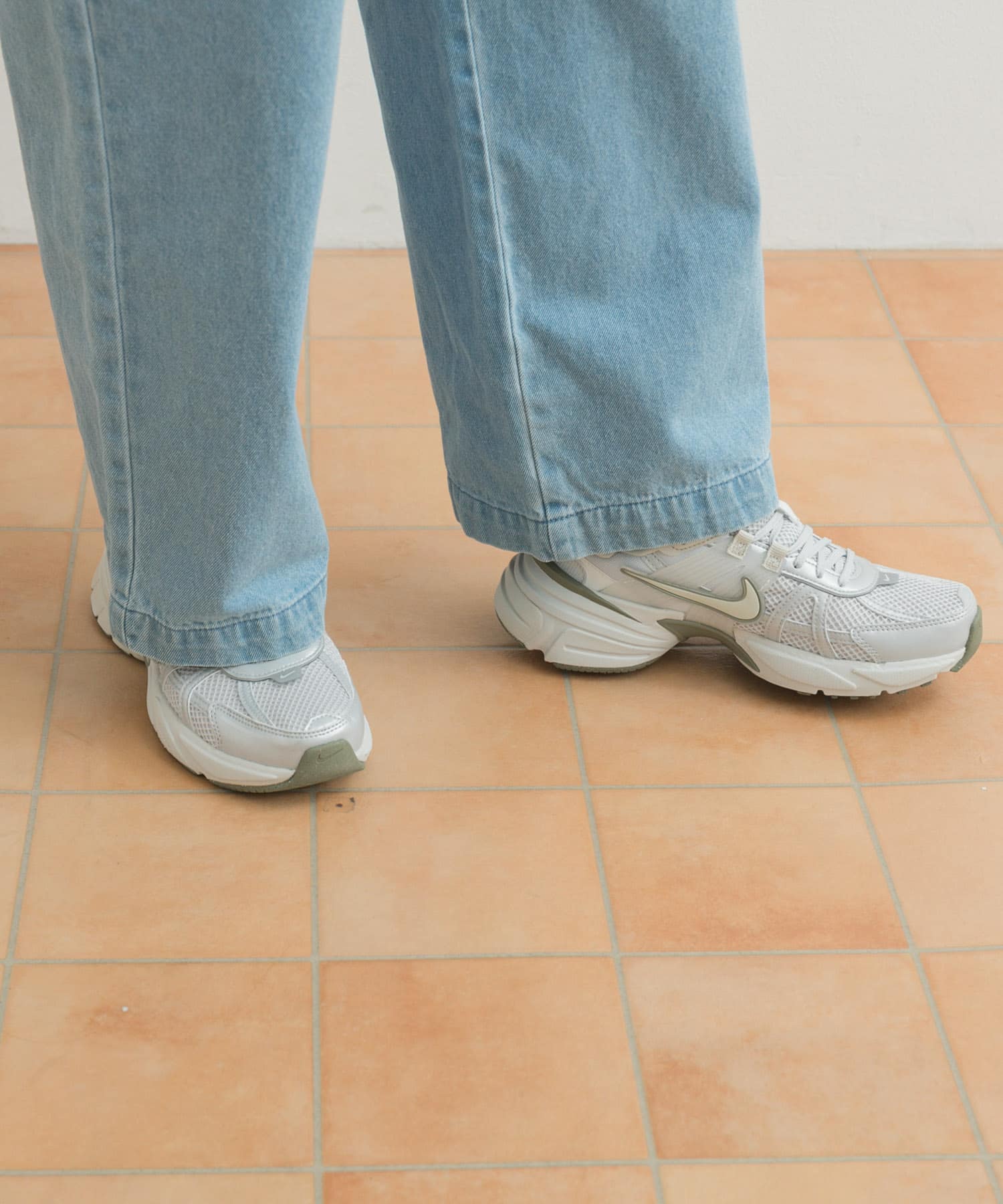 NIKE　V2Kラン LT SLVR 23.5