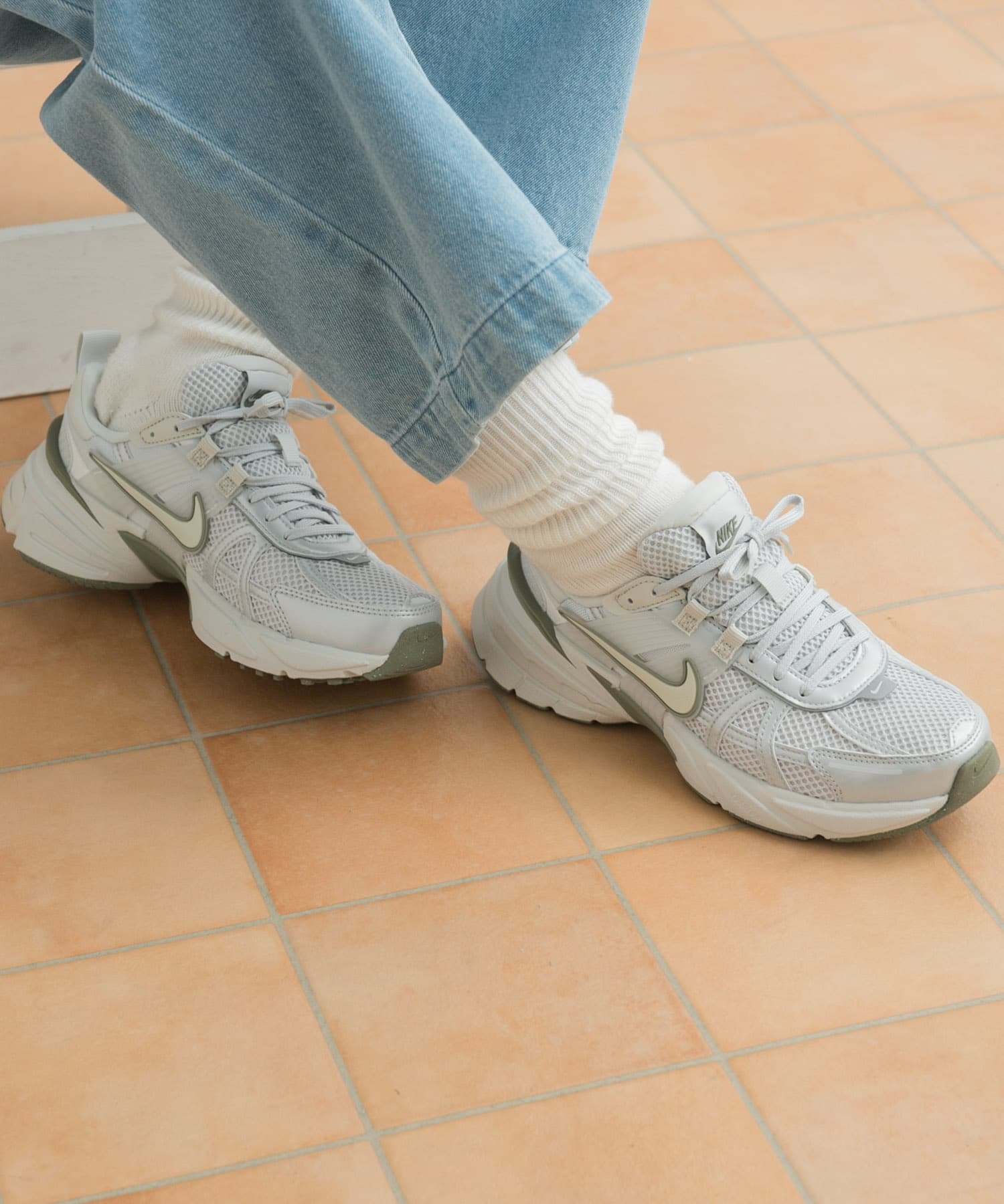 NIKE　V2Kラン LT SLVR 23.5
