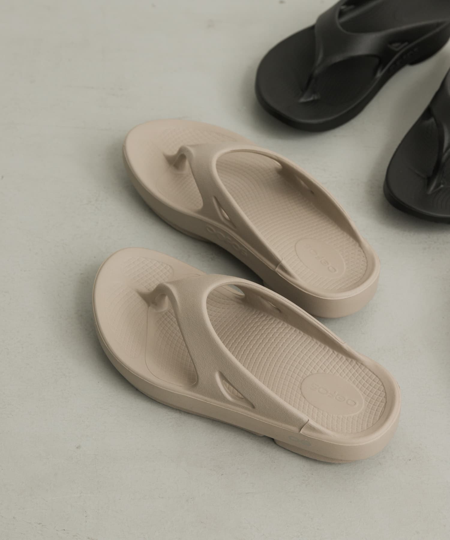 OOFOS　OOriginal Nomad 5