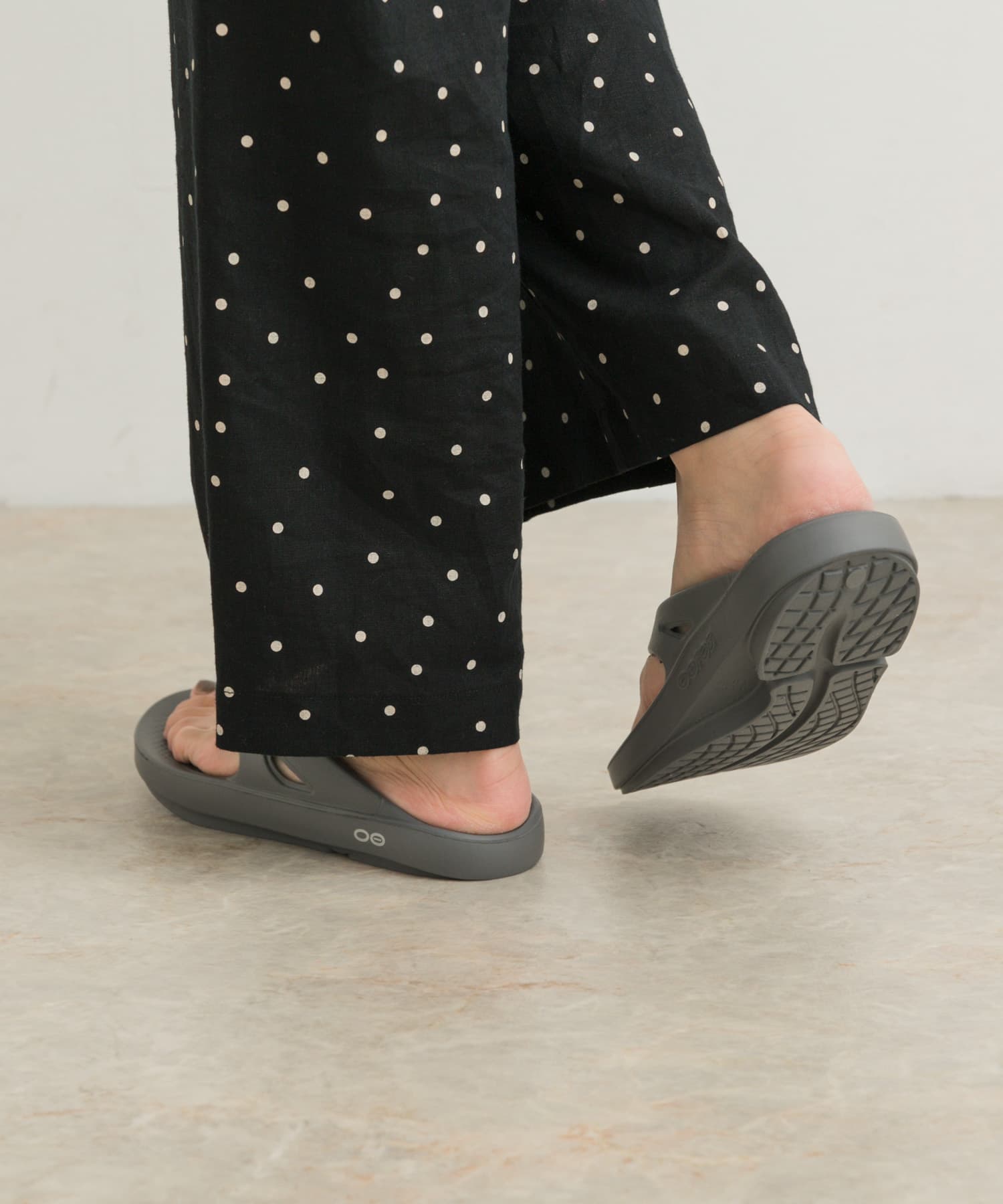 OOFOS　OOriginal Slate 5