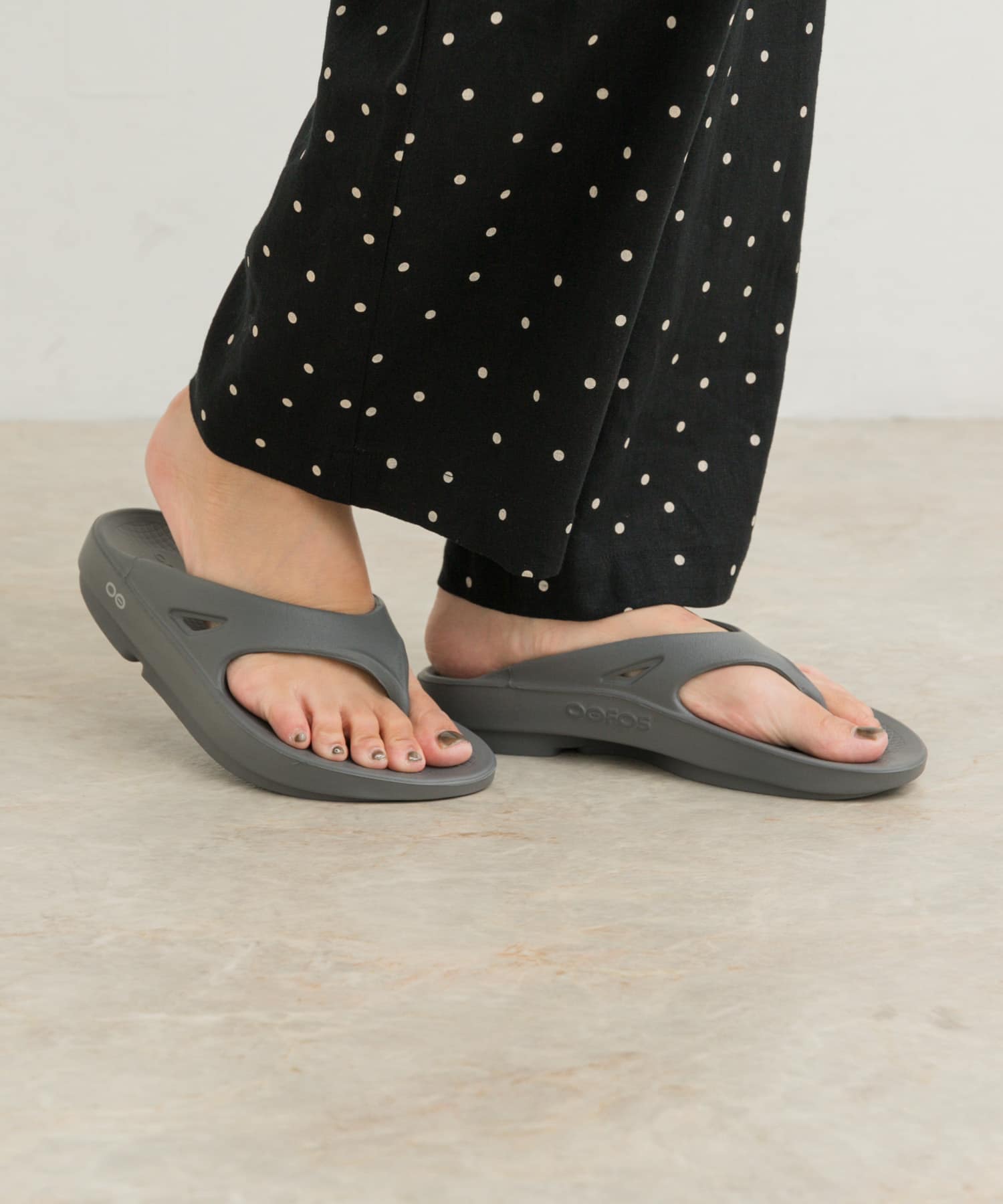 OOFOS　OOriginal Slate 5