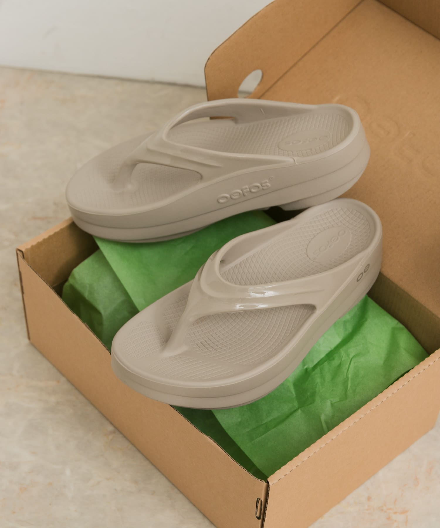 OOFOS　OOmega Nomad 6