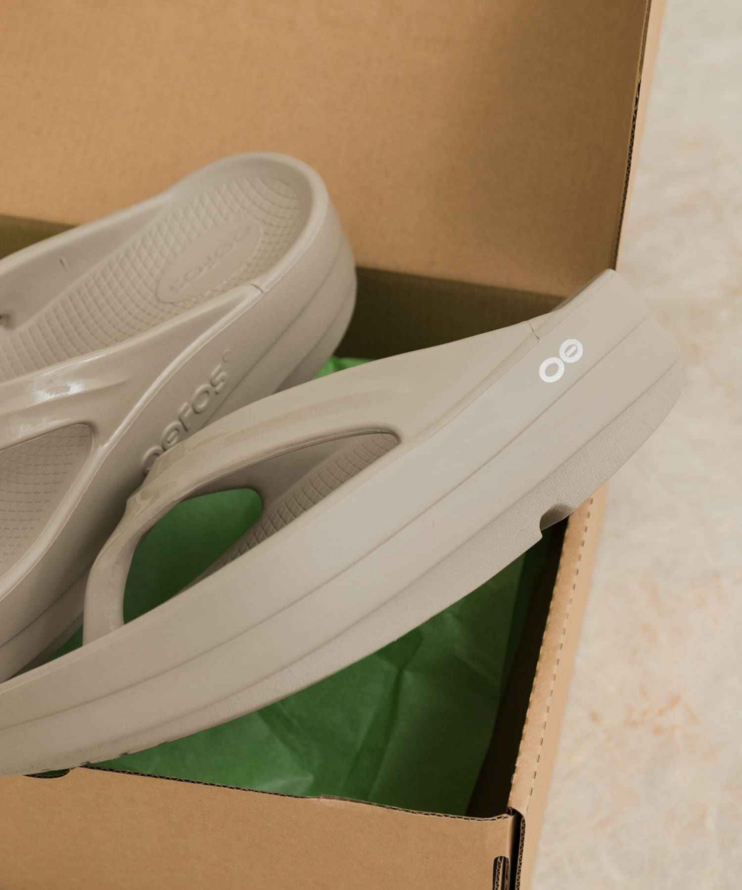 OOFOS　OOmega Nomad 6