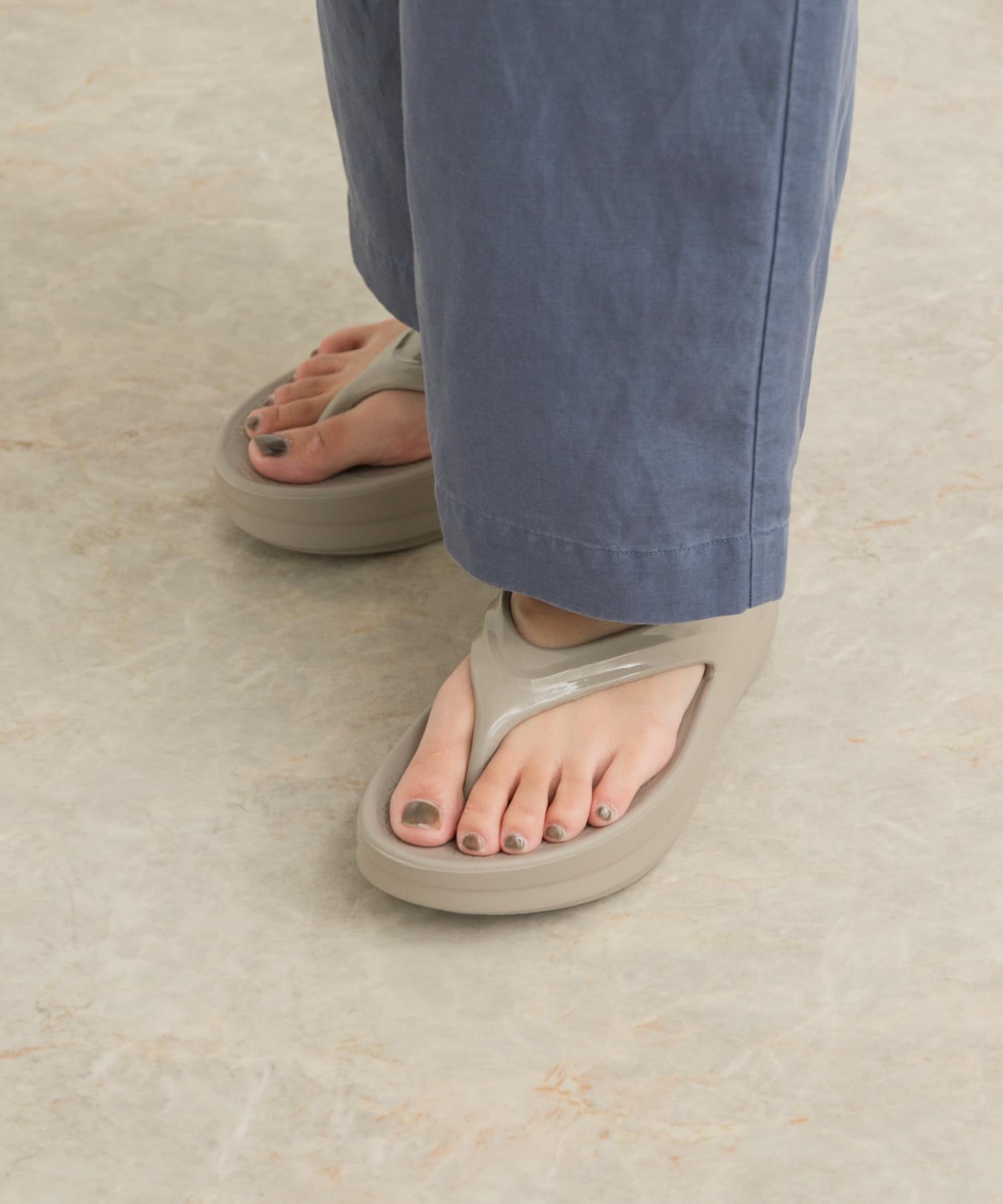 OOFOS　OOmega Nomad 6