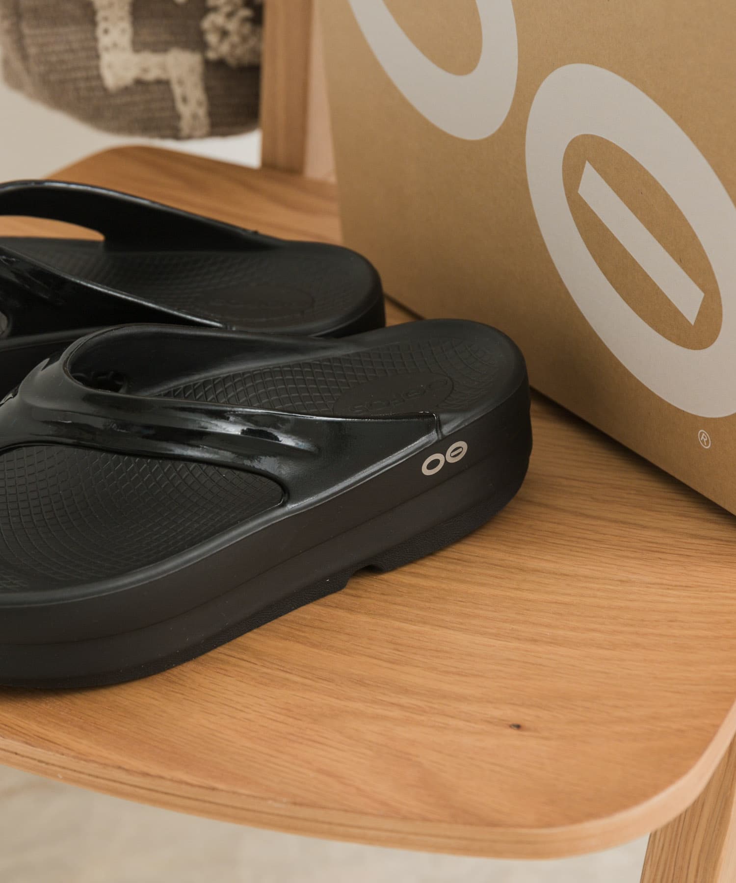 OOFOS　OOmega Black 6