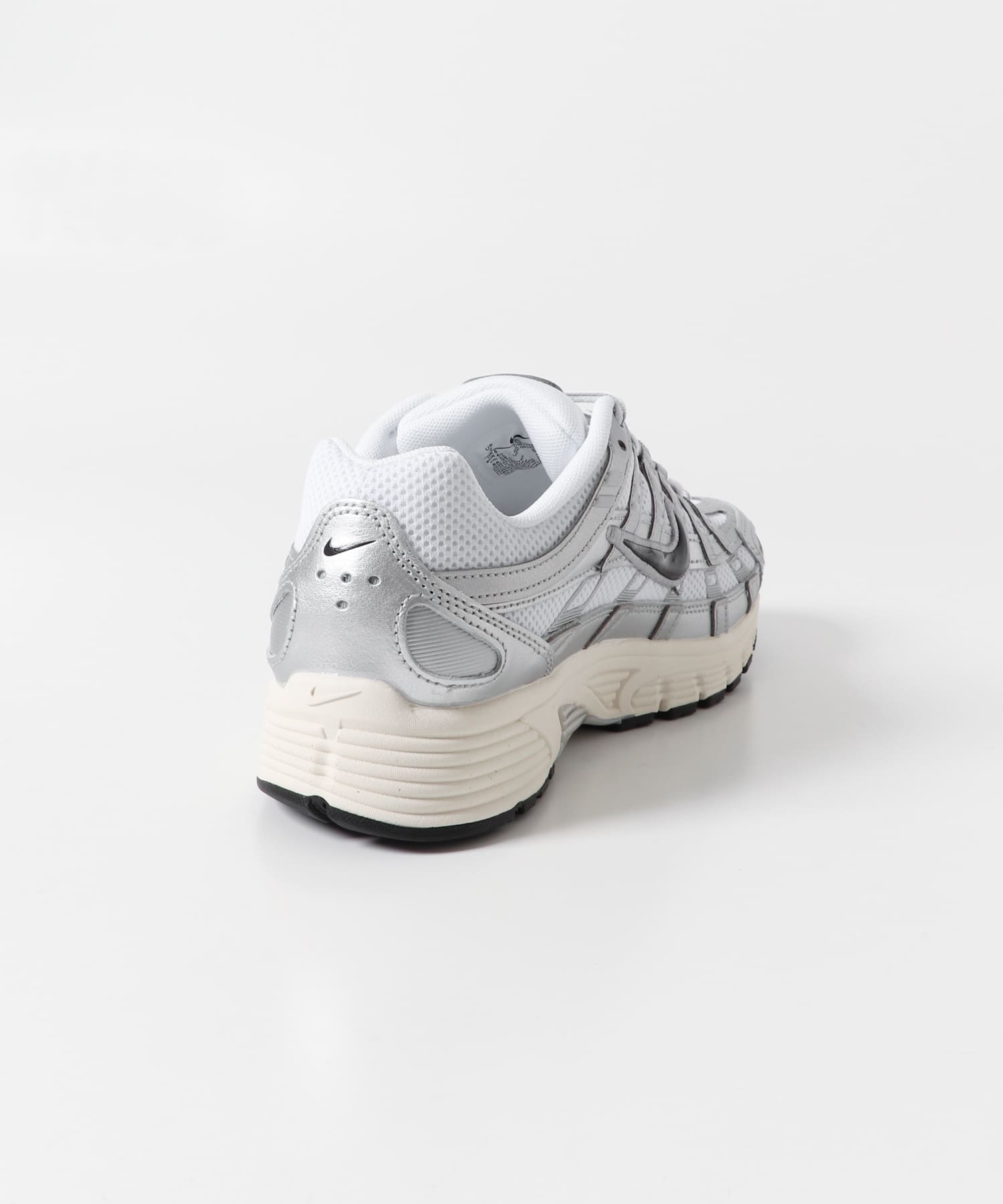 NIKE　P-6000 メタリックシルバー 23.5