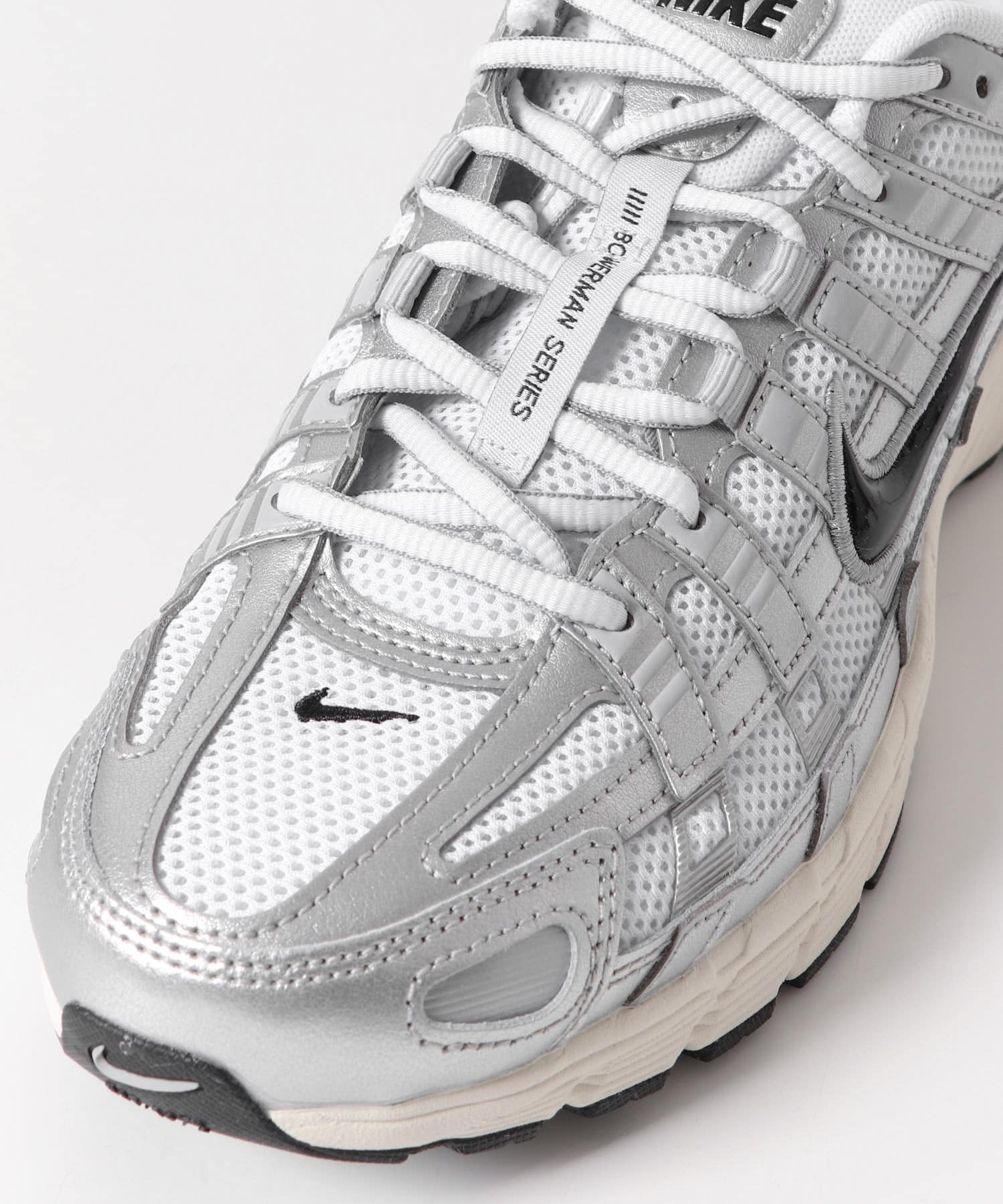 NIKE　P-6000 メタリックシルバー 23.5