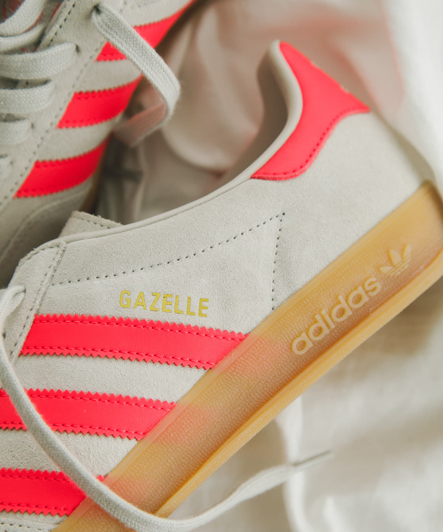 『一部WEB限定サイズ』adidas　Exclusive GAZELLE INDOOR ワンダーアルミナ 23