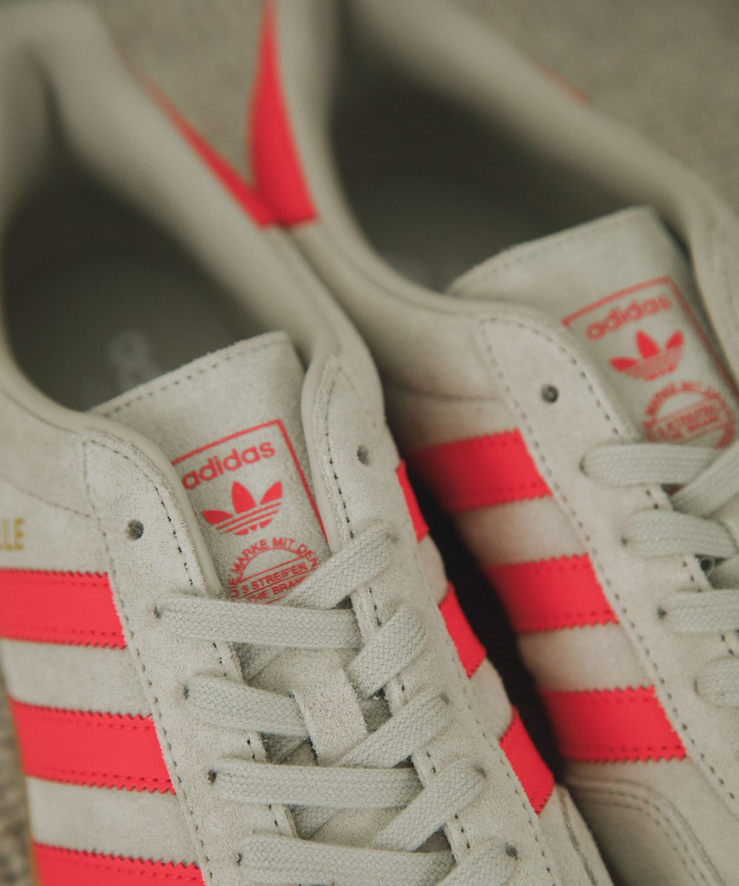 『一部WEB限定サイズ』adidas　Exclusive GAZELLE INDOOR ワンダーアルミナ 23.5