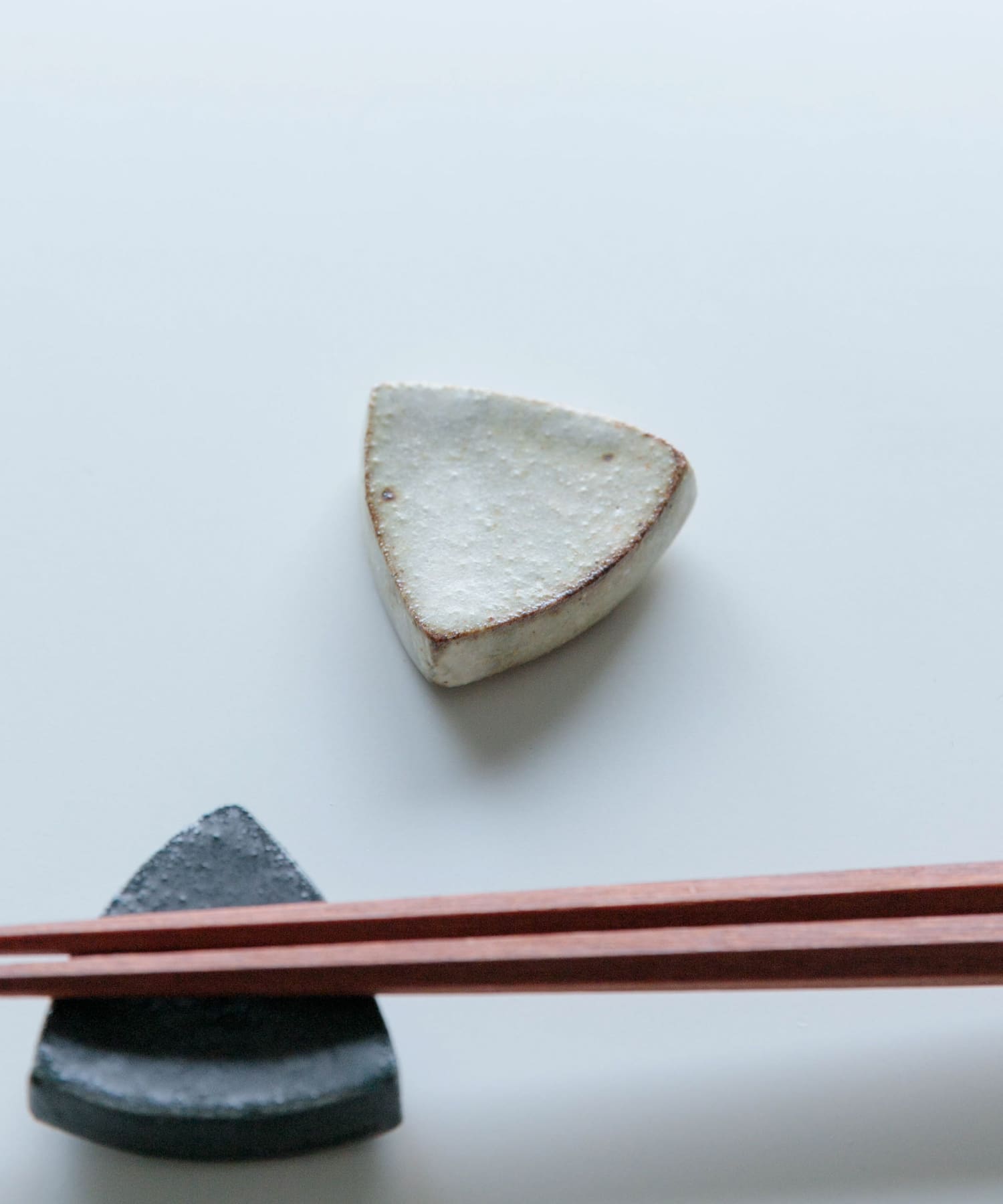 佐藤敬　箸置き(三角) S 黄粉引 S