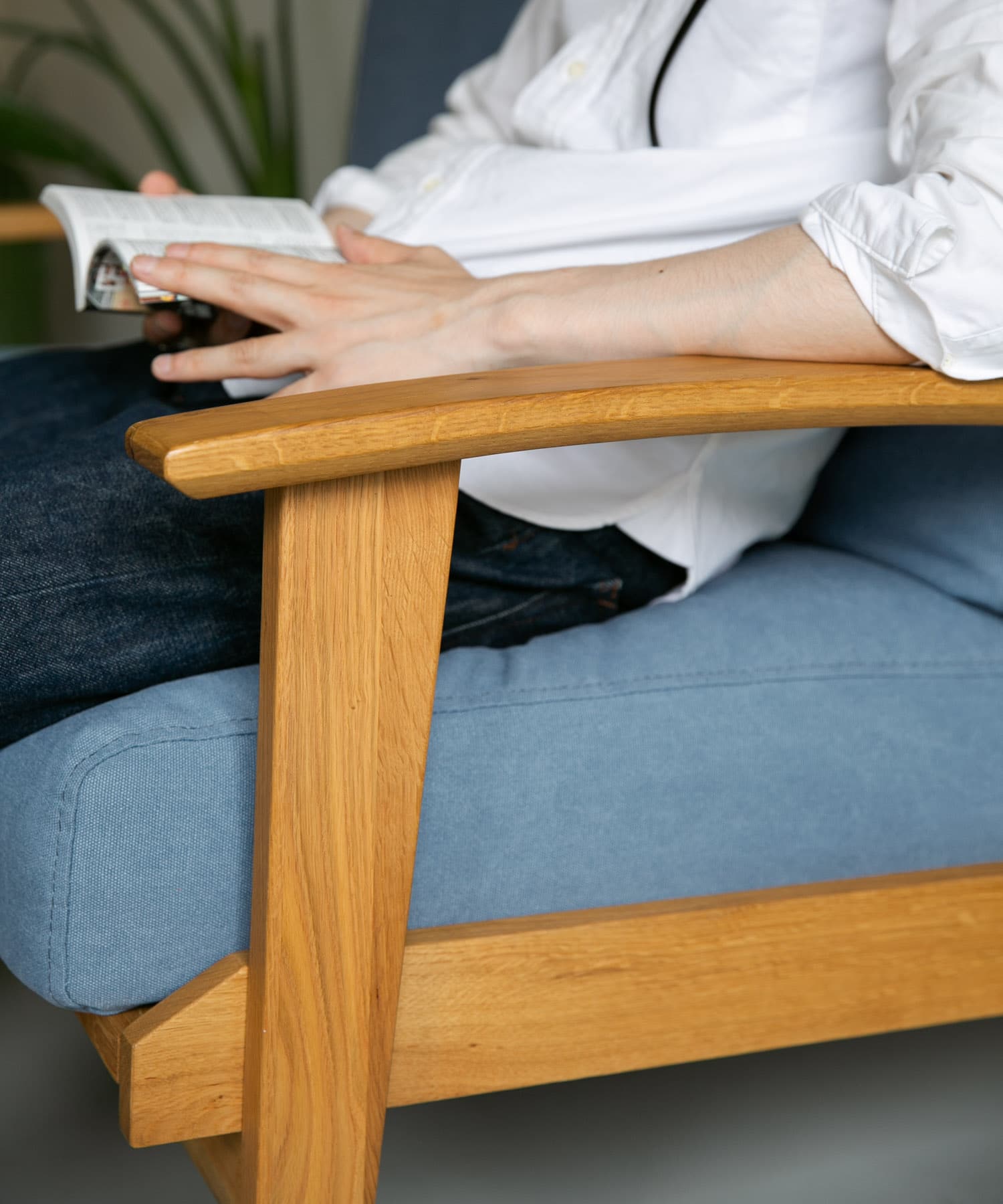 ソファのアームは曲木技術を使って柔らかい印象になっております。